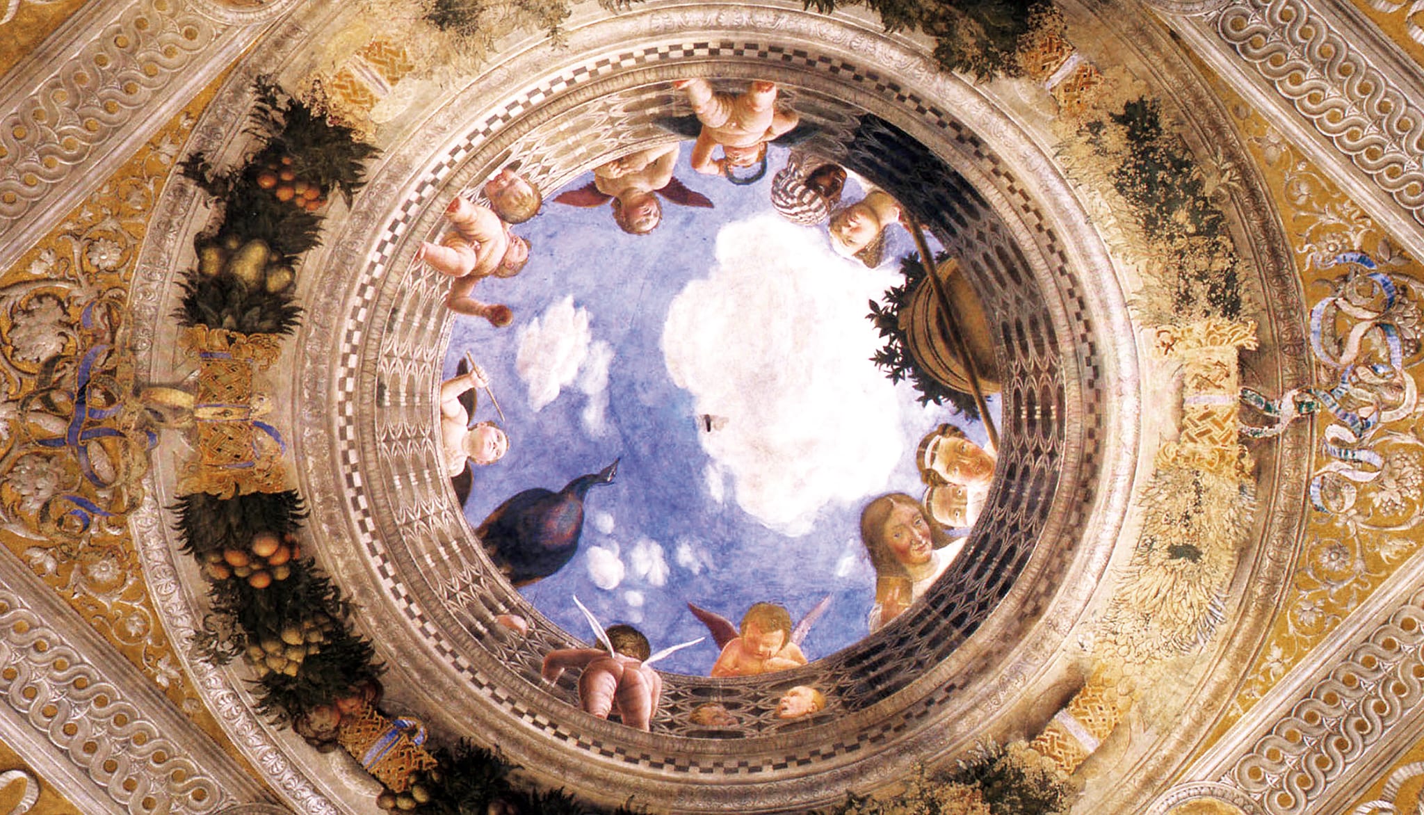 La volta, Camera degli Sposi, Andrea Mantegna. La volta è composta da un soffitto ribassato diviso in vele e pennacchi dipinti. Al centro, un tondo, squarcia il cielo aperto, stupefacente brano pittorico, dove Mantegna porta alle estreme conseguenze gli esperimenti illusionistici della Cappella Ovetari di Padova. Un rimando anche al celebre oculo del Pantheon, il monumento antico per eccellenza celebrato dagli umanisti.