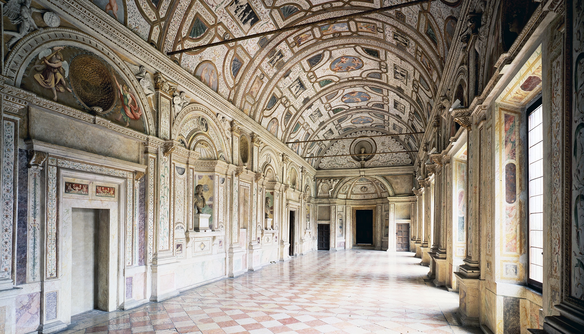 Galleria dei Mesi. Situata nel quartiere di Corte Nuova, nucleo di edifici cinquecenteschi aggregati alle fabbriche più antiche, la Galleria dei Mesi prende il nome dalle figure in stucco che sorreggono i segni zodiacali. Progettata inizialmente come loggia aperta, in seguito venne ampliata e chiusa per ospitare sculture della collezione.