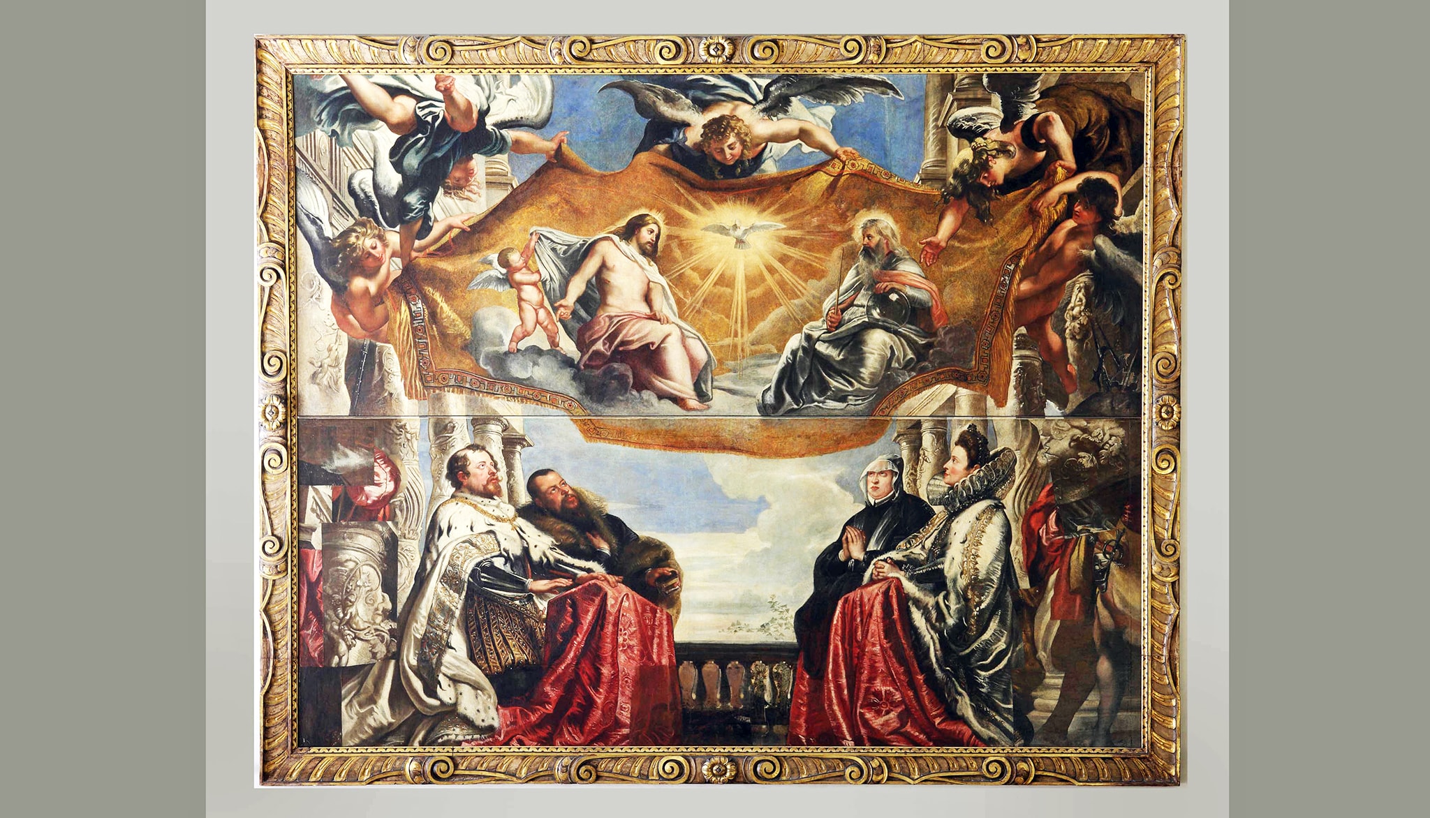 Pieter Paul Rubens, La famiglia Gonzaga in adorazione della Trinità (1604-1605), capolavoro giovanile dell'artista fiammingo posto al centro della parete principale del salone degli Arcieri. Concepita per un trittico, l'opera voluta dalla famiglia Gonzaga per il presbiterio della chiesa gesuita della SS, Trinità, è l'unica rimasta a Mantova. Il quadro fu malamente restaurato dal pittore Felice Campi che ritagliò i ritratti dei cinque figli del Duca Vincenzo Gonzaga.