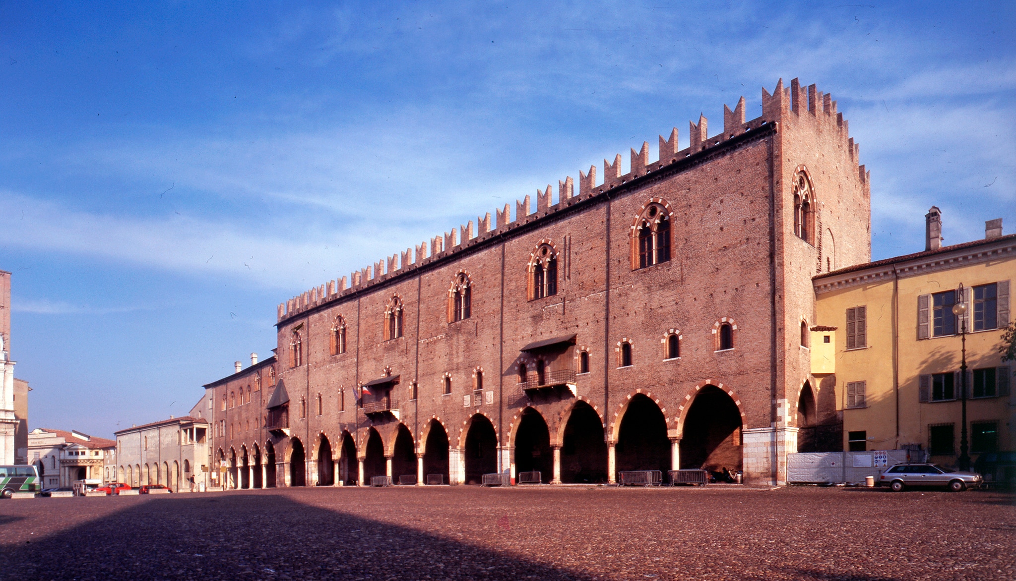 Palazzo del Capitano, in Piazza Sordello, è il nucleo più antico di Palazzo Ducale, abitato prima dai Bonacolsi (1273-1328), poi dalla famiglia Gonzaga (1328-1707). L'edificio tardogotico, era inizialmente composto da corpi di fabbrica disaggregati e diventa l'attuale grandioso complesso architettonico, solo nella prima metà del XVI secolo.