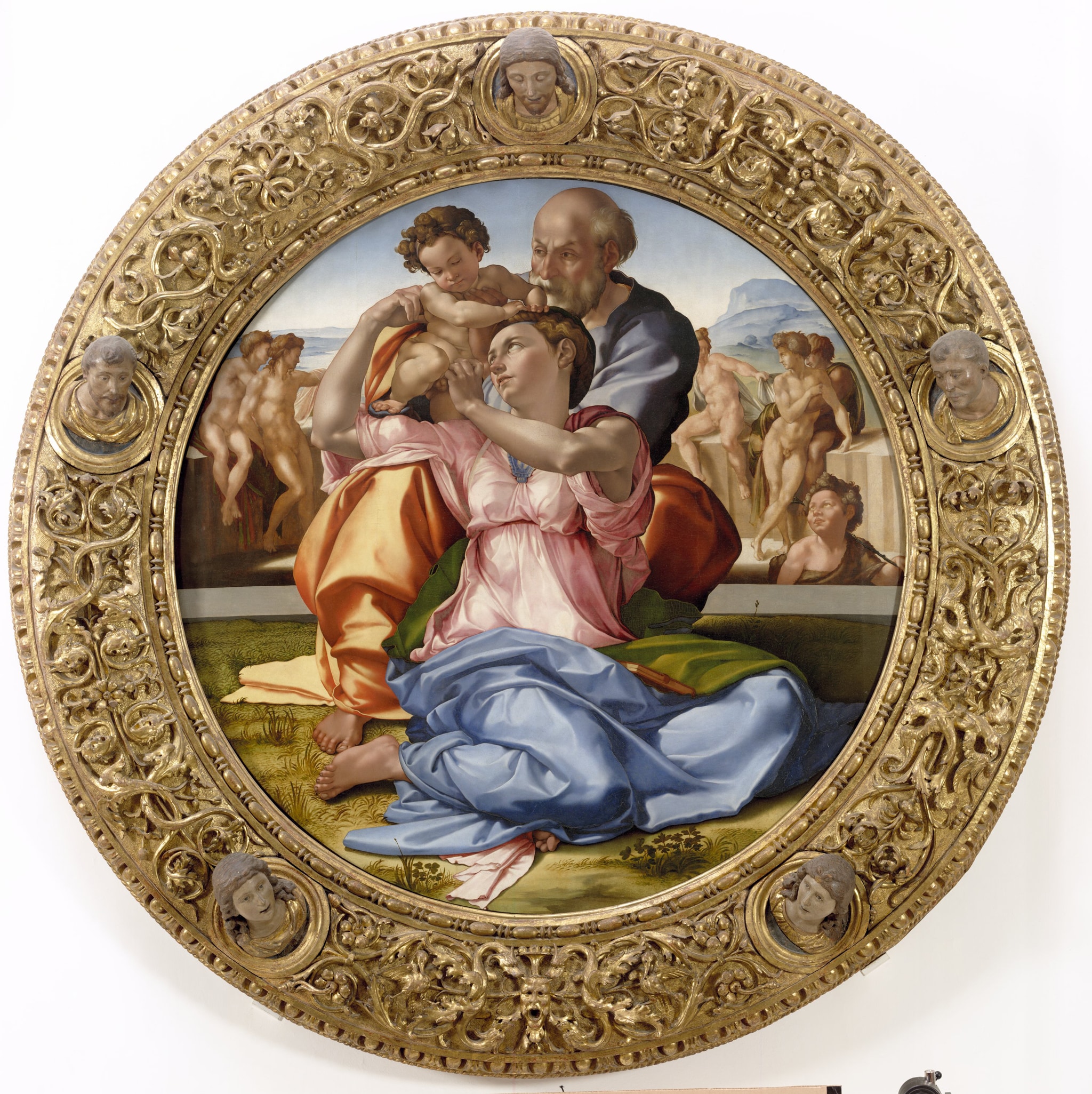 Michelangelo, Sacra Famiglia, 1505-06, tempera grassa su tavola, diametro 120cm. Michelangelo dipinse quest'opera per il matrimonio del 1504 di Agnolo Doni, prestigioso mercante fiorentino, con Maddalena Strozzi. La compresenza a Firenze di Leonardo, Michelangelo e Raffaello aprì, nel primo decennio del secolo, una stagione di altissimo fervore culturale.