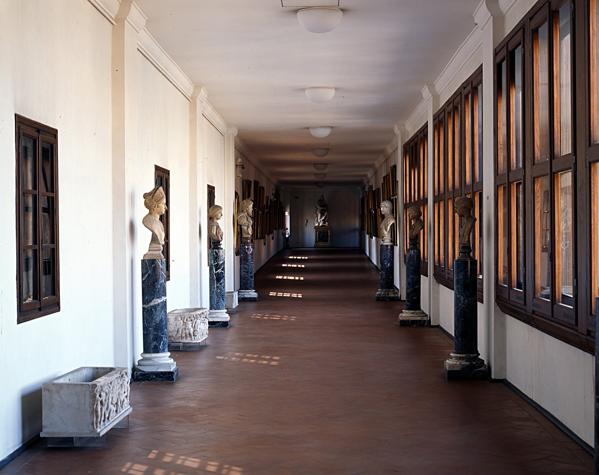 Il Corridoio Vasariano fu progettato da Giorgio Vasari nel 1565, per consentire ai Granduchi di muoversi in sicurezza dalla loro residenza di Palazzo Pitti, alla sede del governo in Palazzo Vecchio, passando sopra Ponte Vecchio. Dagli anni '70 del '900, il corridoio ha ospitato la corposa collezione di autoritratti delle Gallerie, avviata nel '600 dal Cardinale Leopoldo de’ Medici. Oggi in ristrutturazione. 