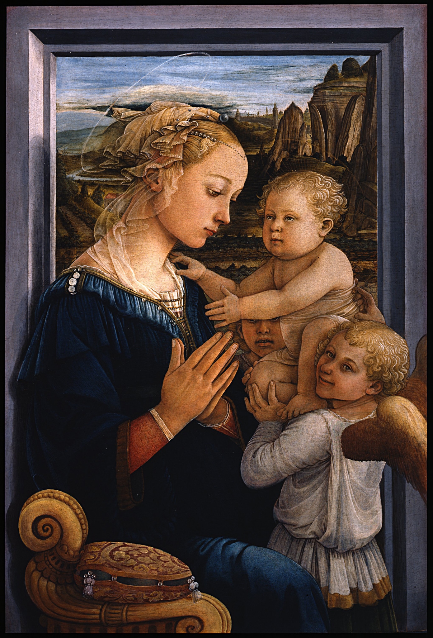 Filippo Lippi, Madonna con Bambino e angeli, 1460-1465 ca., tempera su tavola, 95x62cm. Celebre opera di Filippo Lippi caratterizzata dalla straordinaria spontaneità della giovane Madonna intenta a contemplare il figlio verso il quale rivolge un gesto di preghiera. Le prime notizie di quest'opera votiva risalgono alla fine del '700, quando si trovava nella Villa medicea del Poggio Imperiale a Firenze.