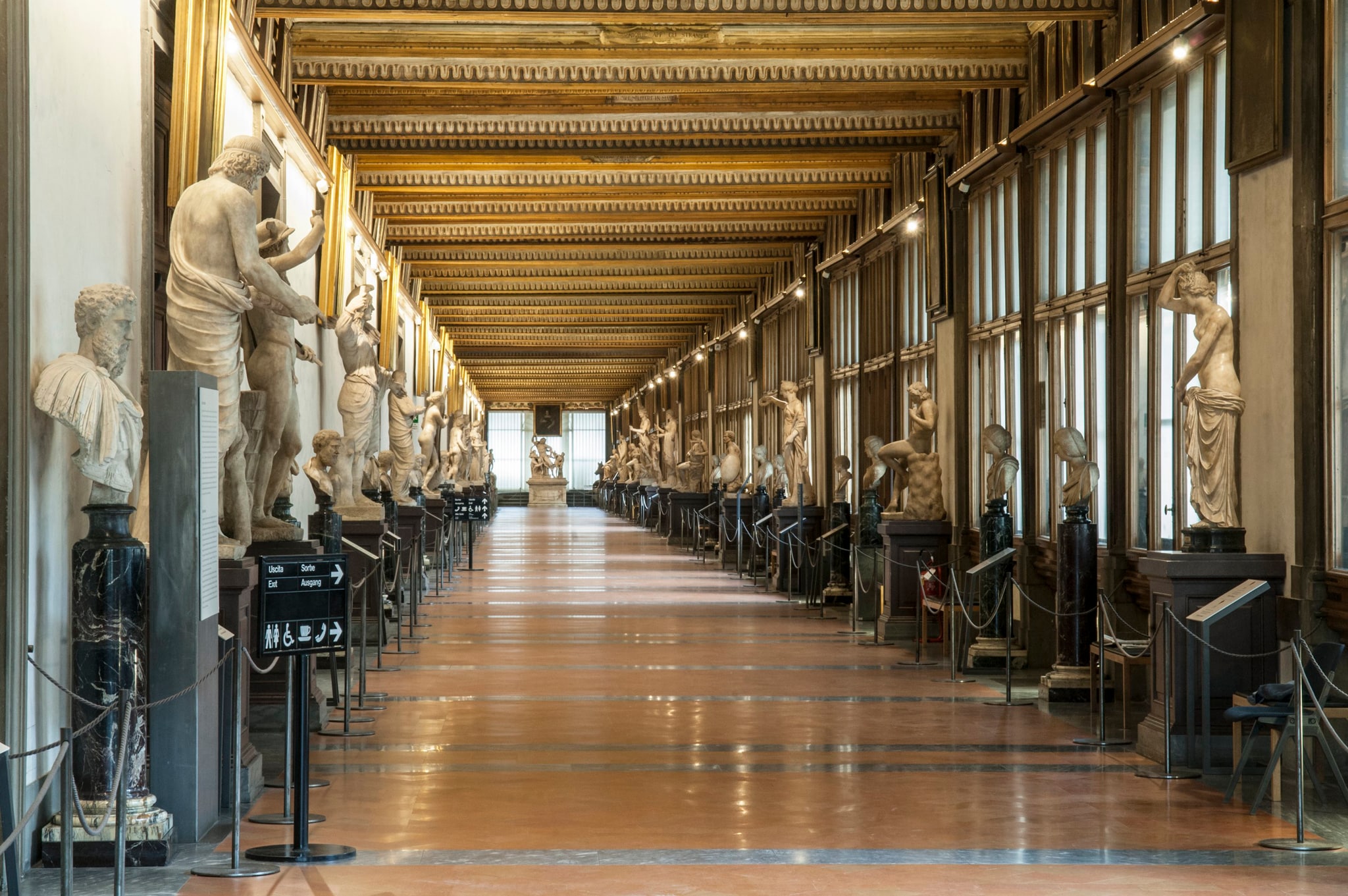 Il terzo Corridoio di ponente è una galleria che ospita la collezione di statue classiche, soprattutto romane, provenienti in gran parte da Cosimo III. Alla fine del corridoio è esposta la copia del gruppo ellenistico del Laocoonte (1520-1525) eseguita da Baccio Bandinelli, a testimonianza del grande impatto che tale rinvenimento romano, del 1506, ebbe sugli artisti del tempo.