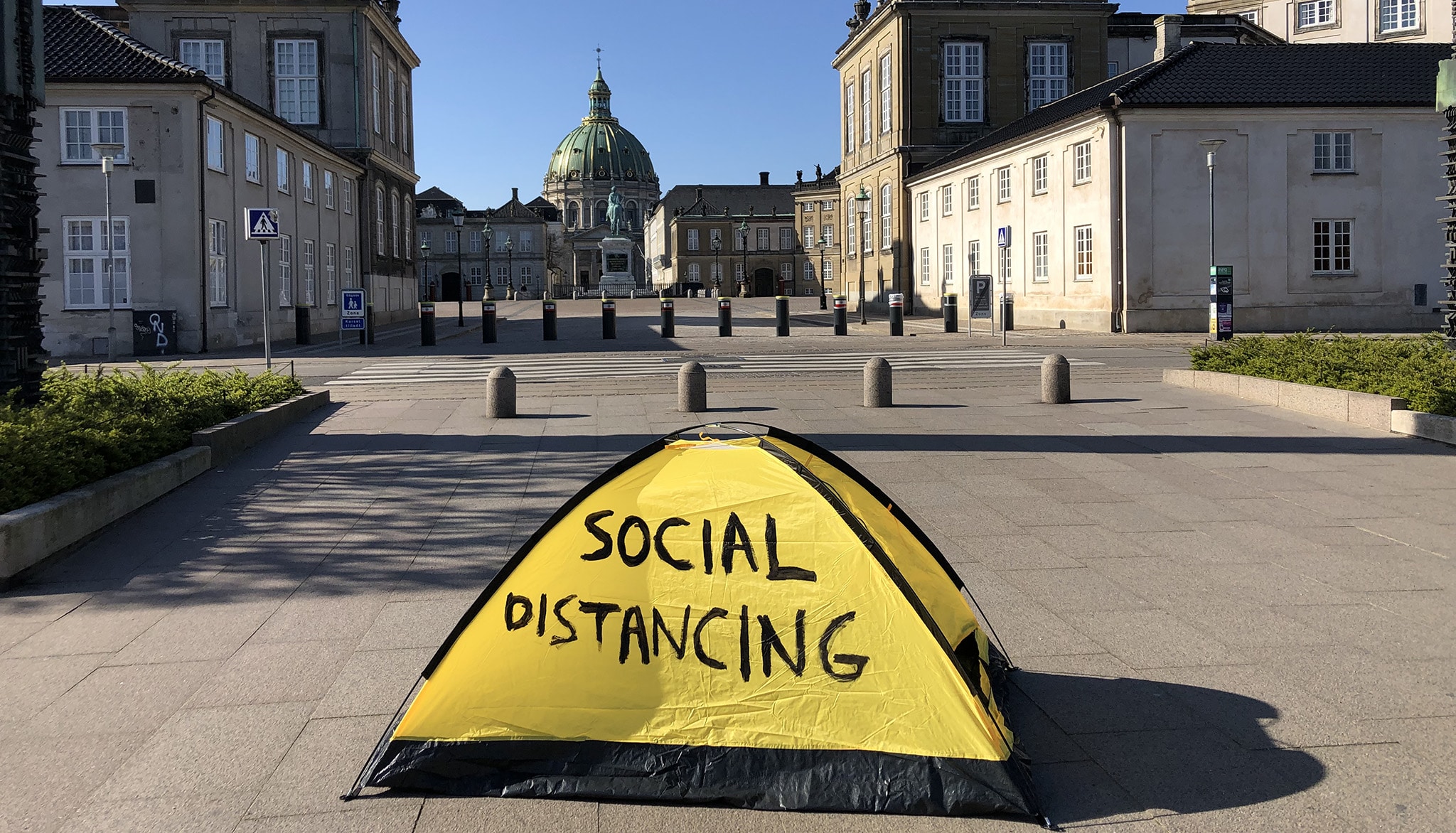 Thierry Geoffroy/COLONEL, "SOCIAL DISTANCING",  23/03/2020. Installazione sulla piazza del Palazzo Reale a Copenaghen