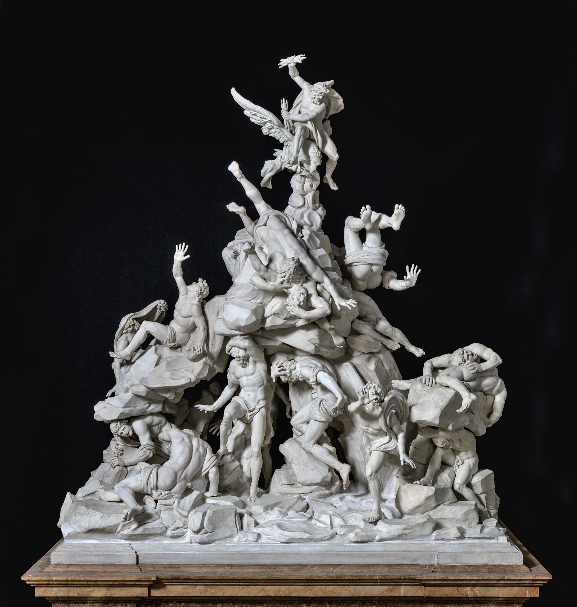 Filippo Tagliolini, Caduta dei Giganti, 1787-99, biscuit, h. 162cm. Il gruppo monumentale realizzato nella Real Fabbrica di Napoli da Filippo Tagliolini (1745-1809), testimonia l’altissimo livello a cui era giunta la giovane manifattura di porcellana. L'incredibile sviluppo verticale della scultura, è stato possibile solo pianificando due fasi di realizzazione: la prima per le singole parti (teste e busti, gambe, braccia), la seconda per la ricomposizione dove, con i panneggi delle figure, l'artista ha nascosto i punti di giuntura.