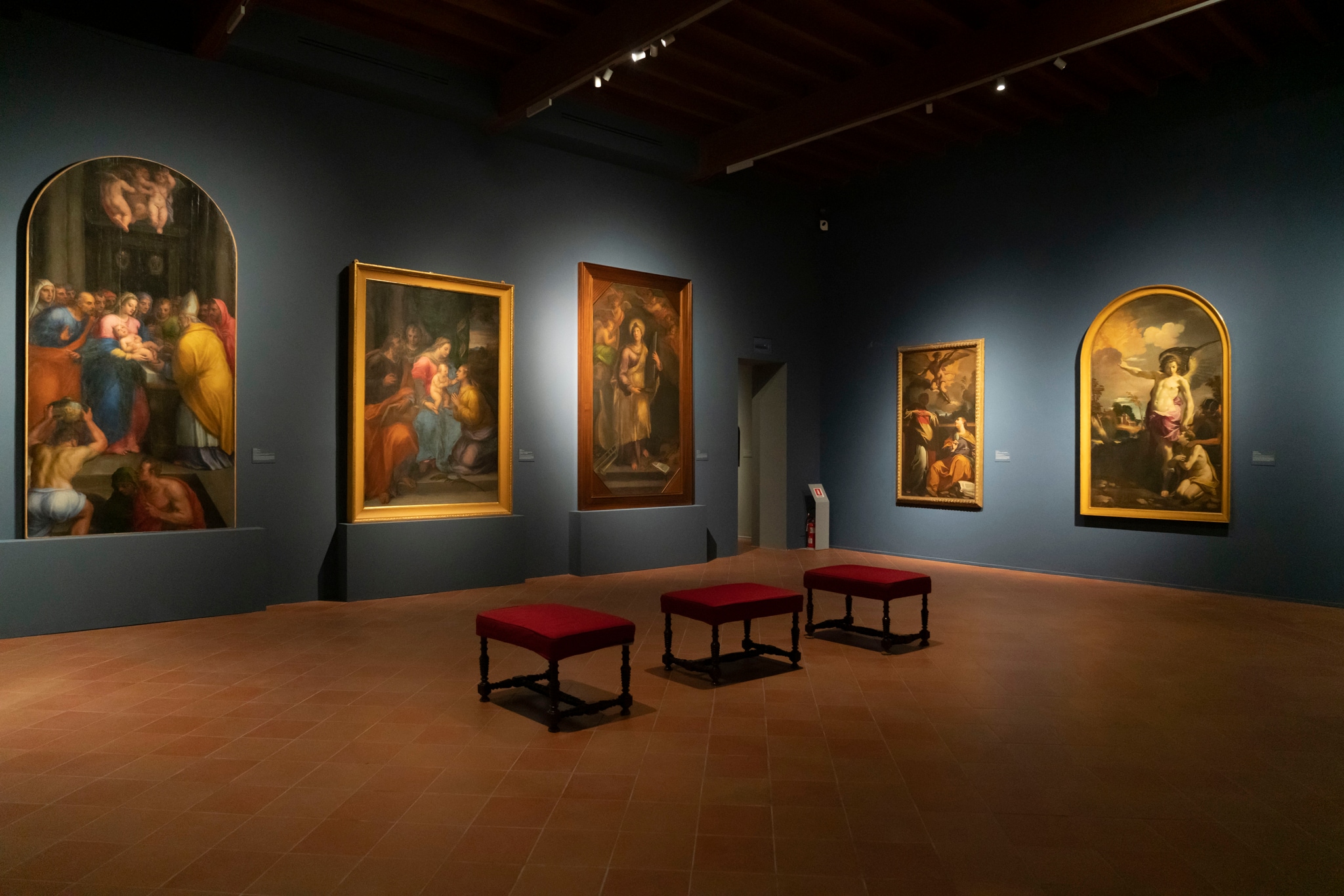 Sala 9. Esposizione di una selezione di dipinti d’altare eseguiti per le chiese ferraresi da pittori cittadini e forestieri fra la seconda metà del '500 e nei primi decenni del '600. A sinistra, tre pale del Bastianino (Circoncisione, 1560-65 ca.; Santa Cecilia, 1598-1602 ca.; Madonna col Bambino, santa Lucia e san Matteo, 1580-85 ca.); a destra l’Angelo custode (1625 ca.) e i Santi Lorenzo e Maria Maddalena del Bononi (1625-32 ca.).