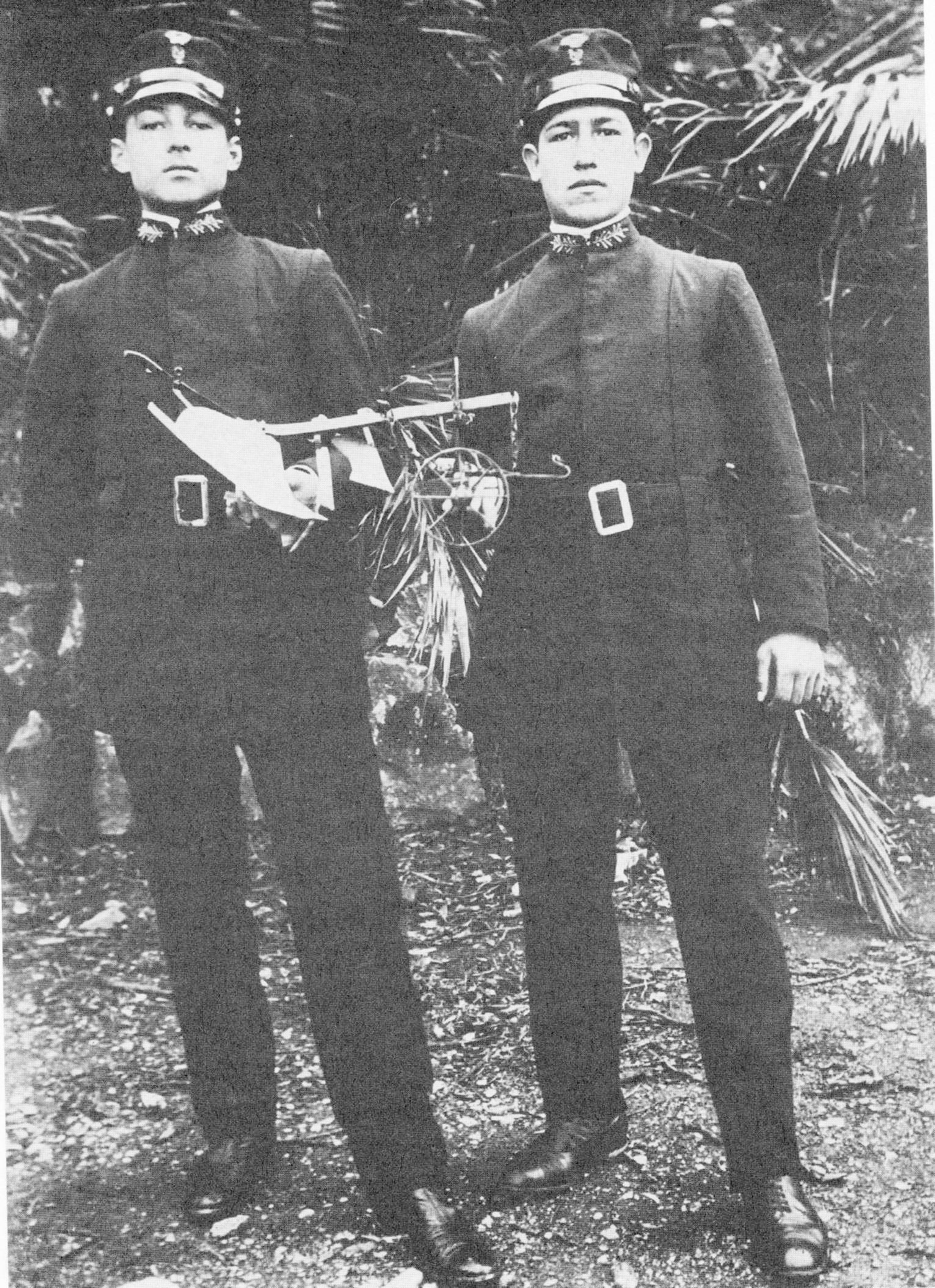 Rodolfo (a sinistra) e un compagno all’Istituto Agrario di Sant’Ilario Ligure, 1912