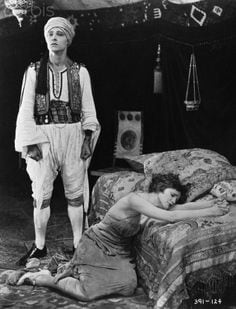 Rudy e Agnes Ayres ne “Lo sceicco”, 1921