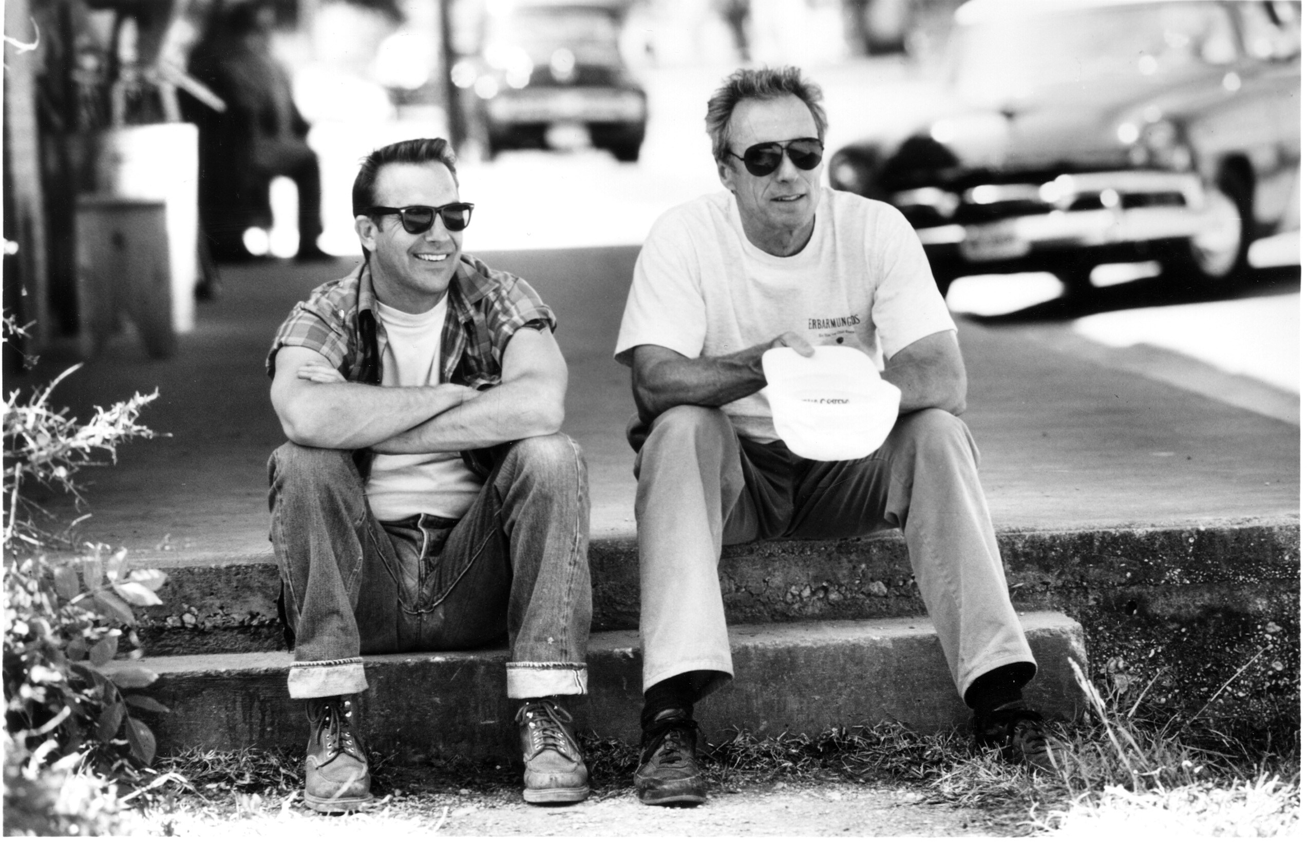 Clint Eastwood (a destra) in una pausa delle riprese del film Un mondo perfetto (1993) con Kevin Costner