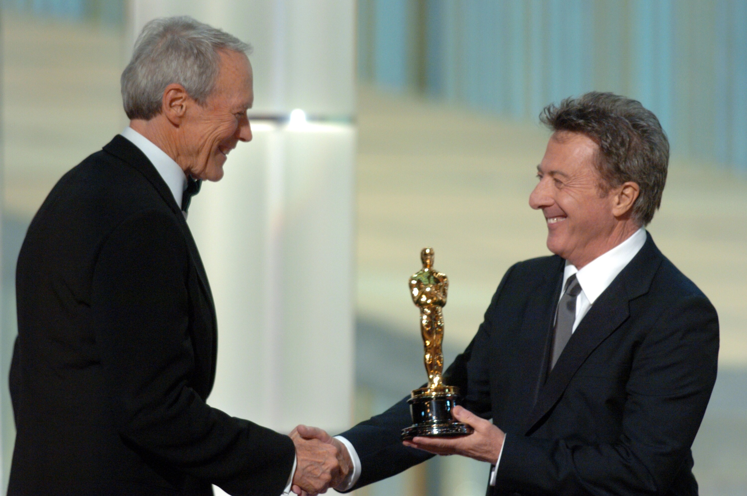 Eastwood riceve l'Oscar per la migliore regia nel 2003 dalle mani di Dustin Hoffman