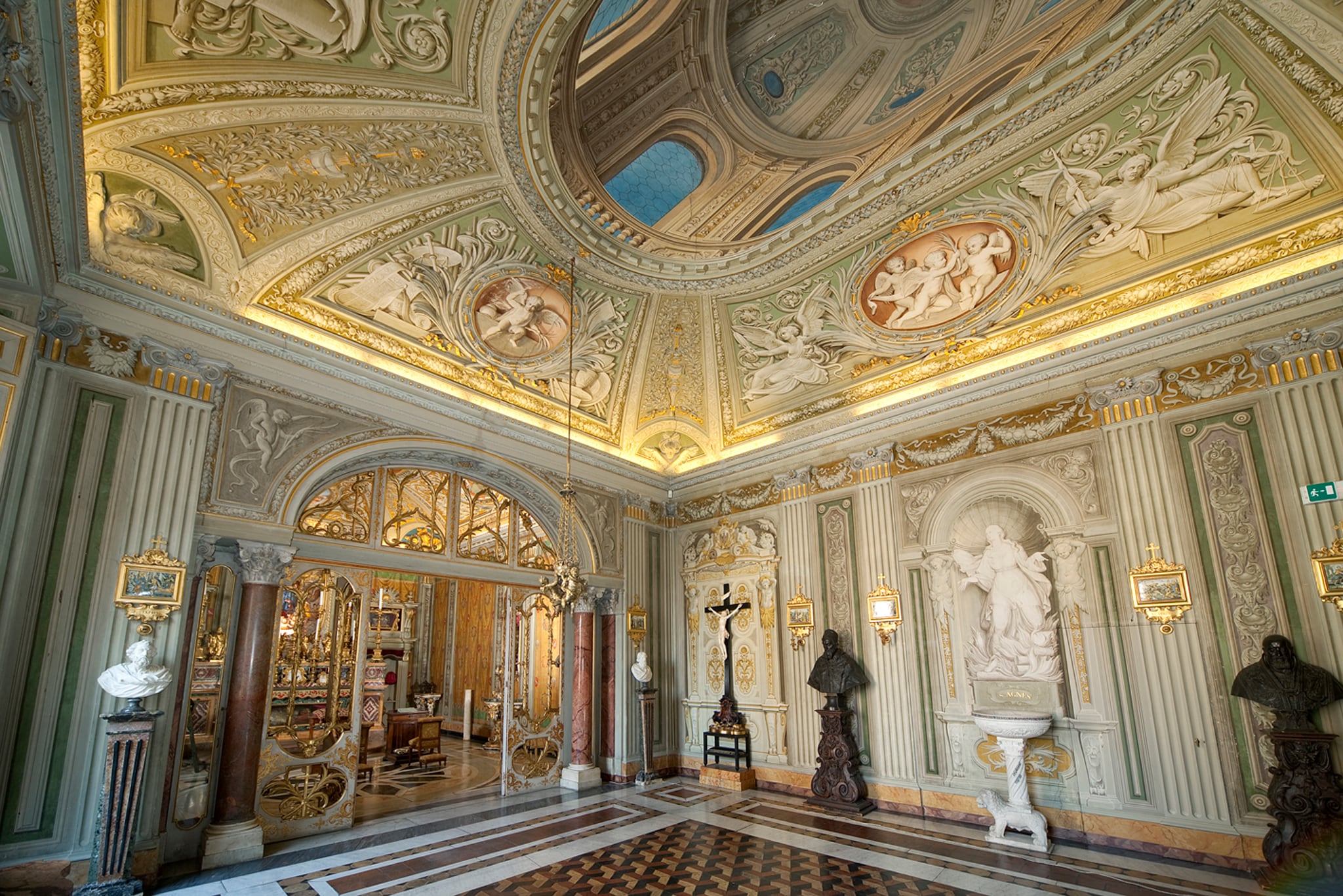La Cappella. Luogo di raccoglimento e preghiera, la cappella fu progettata da Carlo Fontana (1638–1714) tra il 1689 e il 1691. Più volte rimaneggiata e arricchita nei secoli successivi, spicca sul soffitto dell’Anti Cappella la decorazione trompe-l'œil di una cupola aperta nell'azzurro del cielo.