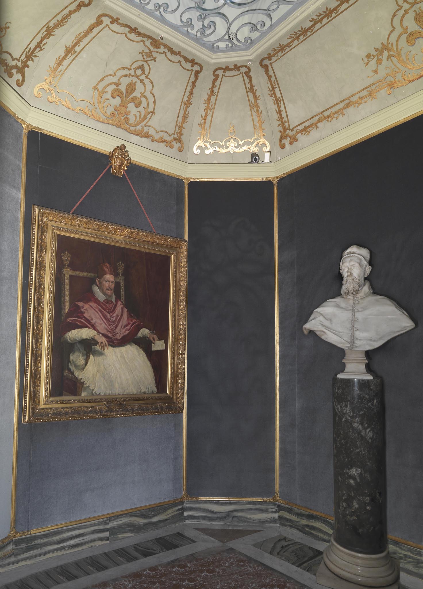 Il Gabinetto Velázquez. Il Camerino ospita il “Ritratto di Innocenzo X” (1650) di Diego Rodriguez de Silva y Velázquez (1599-1660), la cui esecuzione testimonia la politica internazionale del tempo, segnata dal riavvicinamento del papato alla Spagna. Nella sala, anche uno dei due busti dello stesso papa, di Gian Lorenzo Bernini (1598-1680).