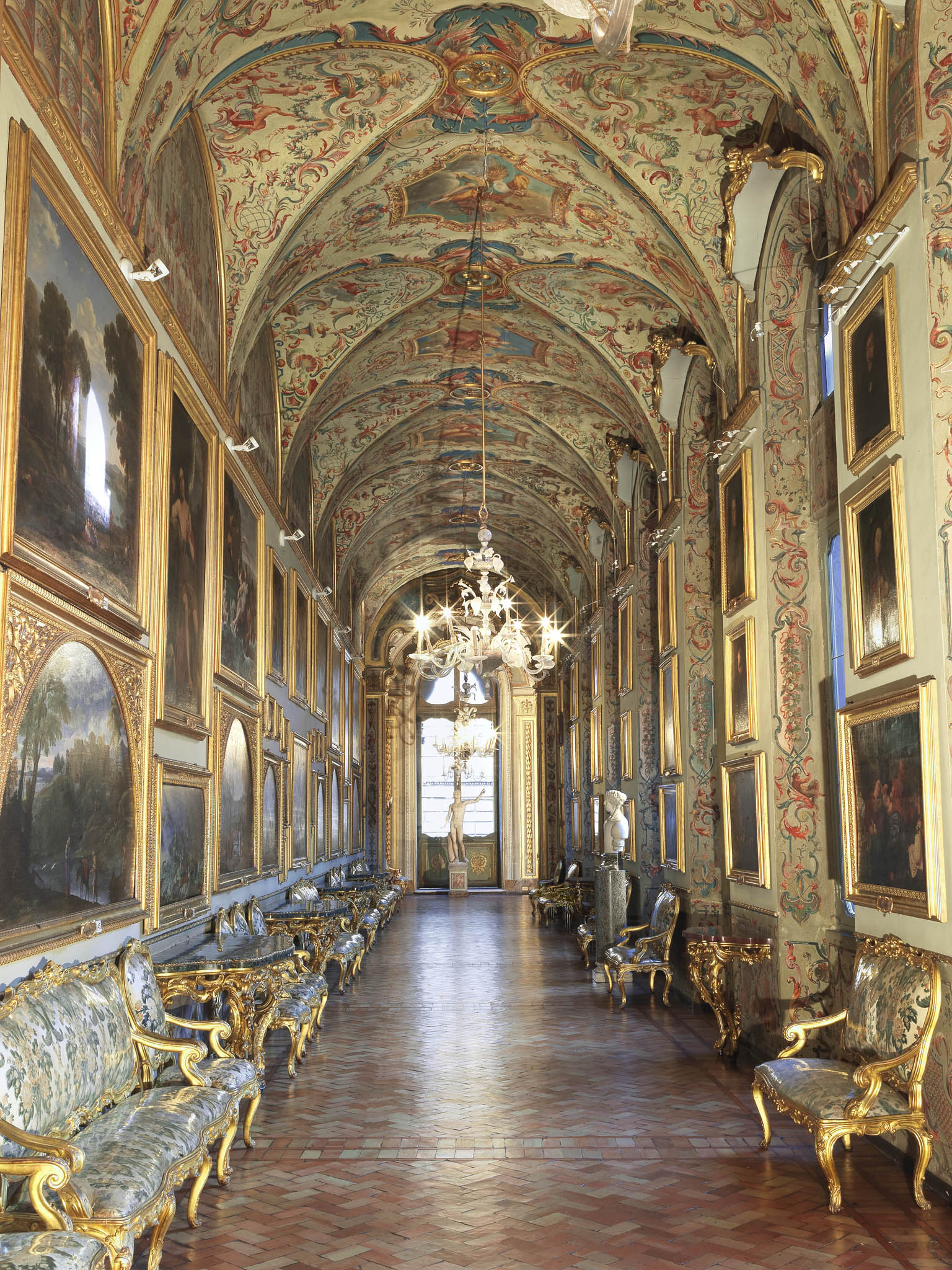 Galleria Aldobrandini. Il lungo salone è il primo dei quattro bracci della Galleria, affacciati sul cortile interno. Decorata da Ginesio del Barba (1691-1762) “a uso chinese”, lo spazio ospita vari capolavori; le “Lunette Aldobrandini” di Annibale Carracci (1560-1609), “Le nozze di Rebecca” e “La Processione al tempio di Delfi” di Claude Lorrain (1600-1682) e la “Lotta di Putti” di Guido Reni (1575-1642).
