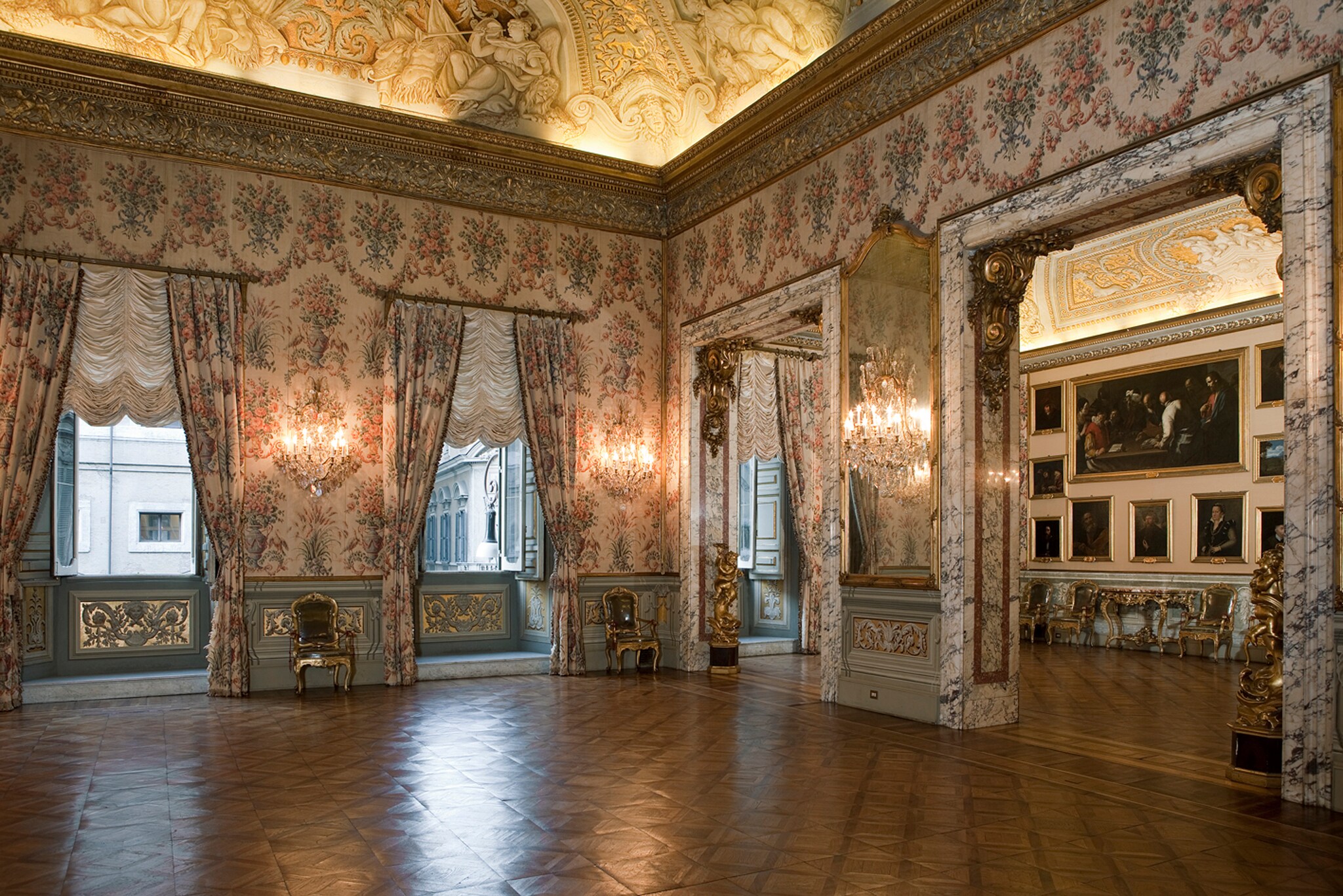 Sala da Ballo. L'antico Salone di Musica è composto da due ambienti contigui; fu interamente ridecorato nel secondo Ottocento dall’architetto Andrea Busiri Vici. Tra gli oggetti conservati: una gabbia per uccelli (1767), un’arpa del XVIII secolo e due antiche livree.