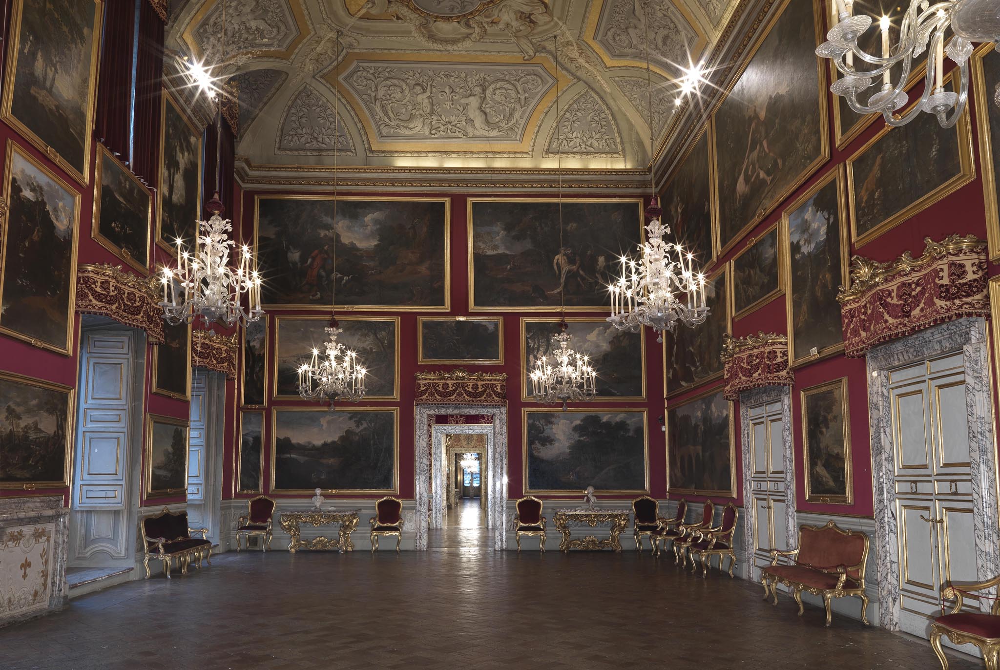Sala del Pussino. Il vastissimo ambiente di accesso alla collezione, ospita numerose tele del paesaggista italo francese Gaspard Dughet (1615–1675) detto il Pussino, perché cognato di Nicolas Poussin e del francese Guillaume Courtois (1628–1679), due artisti che lavorarono per i Pamphilj a Roma. 