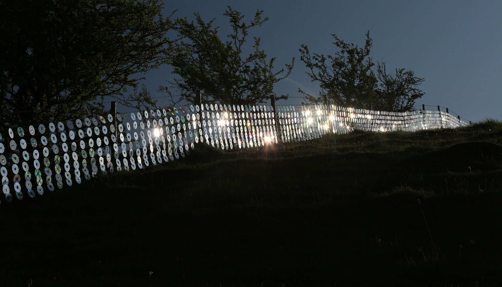 Bruce Munro," Ribbon of Light", una recinzione composta da 120.000 CD / DVD che corre per 1650 metri lungo il Long Knoll, una collina nella parte occidentale della contea inglese del Wiltshire e che si trova nei pressi dello studio dell’artista. © 2020.Foto di Serena Munro.