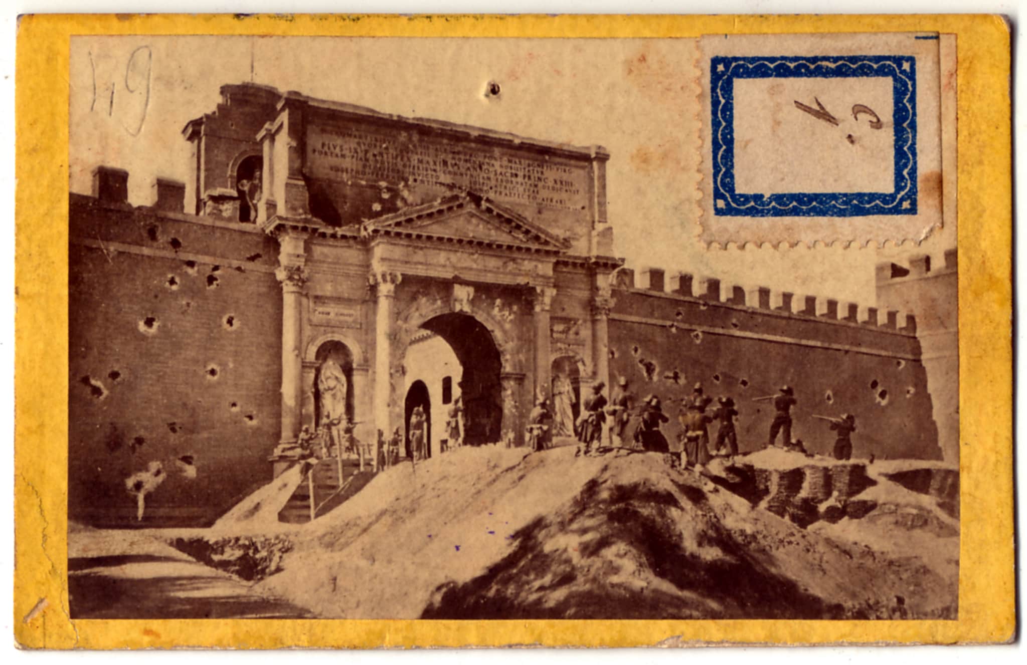 Fotografia ricordo con un gruppo di bersaglieri “in posa” di fronte a Porta Pia. 1870 