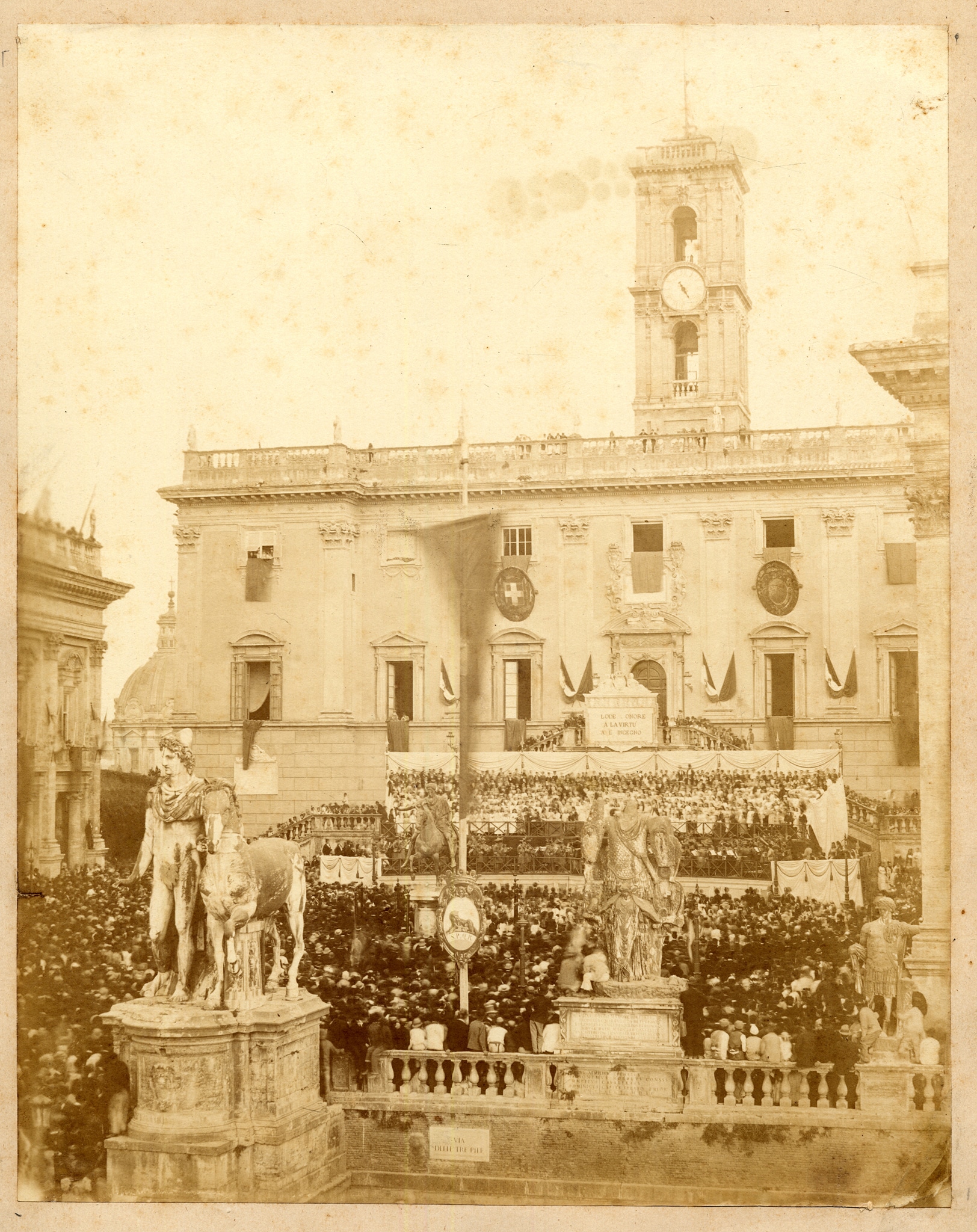 Fotografia raffigurante la premiazione degli studenti sul Campidoglio a Roma. 2 Ottobre 1871