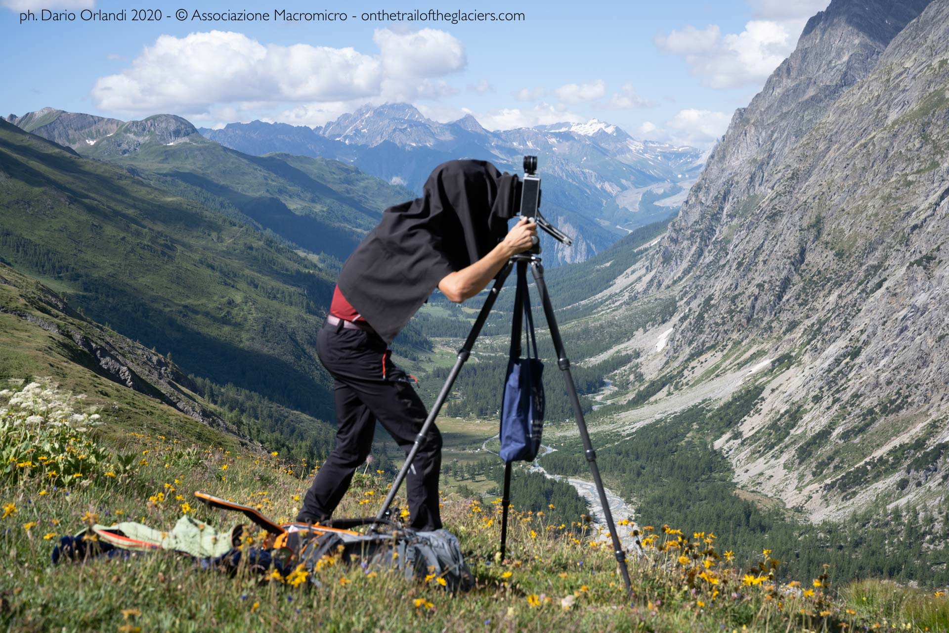 Courmayeur (Aosta), lavoro sul campo durante la spedizione. Spedizione "Sulle tracce dei ghiacciai - Alpi 2020". Fotografia di Dario Orlandi 2020 - © Associazione Macromicro - onthetrailoftheglaciers.com
