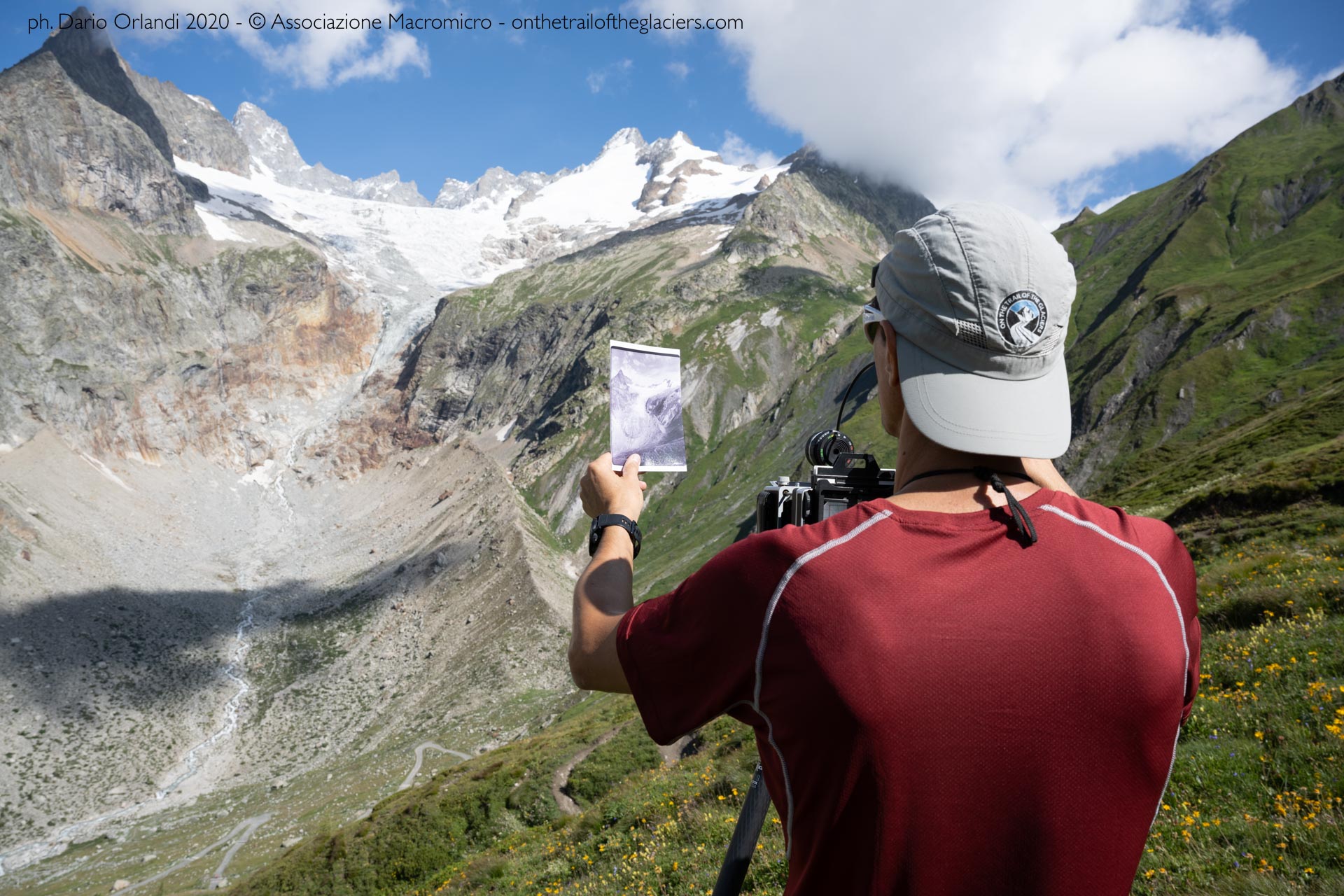 Courmayeur, lavoro sul campo durante la spedizione "Sulle tracce dei ghiacciai - Alpi 2020". Ghiacciaio del Pré de Bard (Val Ferret). Fotografia di Dario Orlandi © Associazione Macromicro - onthetrailoftheglaciers.com