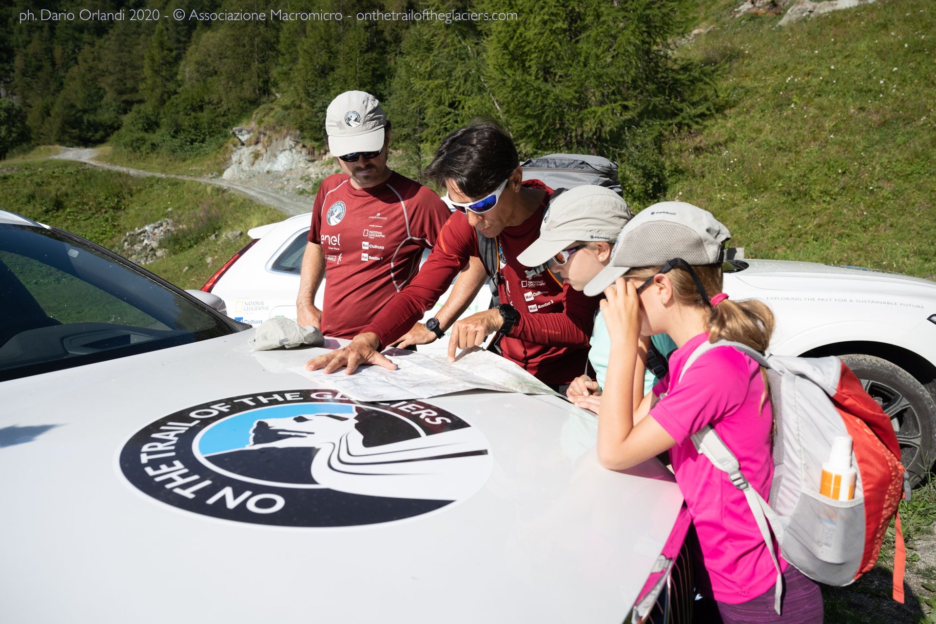 Staffal (Aosta). Spedizione "Sulle tracce dei ghiacciai - Alpi 2020". Ghiacciaio del Lys. Fabiano Ventura, con le figlie Miriam e Lara. Foto di Dario Orlandi 2020 - © Associazione Macromicro - onthetrailoftheglaciers.com