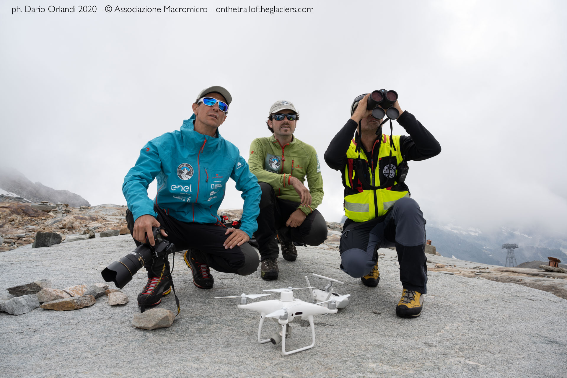 Staffal (Aosta). Spedizione "Sulle tracce dei ghiacciai - Alpi 2020". Lavoro sul campo con gli ingegneri del Politecnico di Torino Paolo Maschio e Alberto Cina. Foto di Dario Orlandi 2020 - © Associazione Macromicro - onthetrailoftheglaciers.com