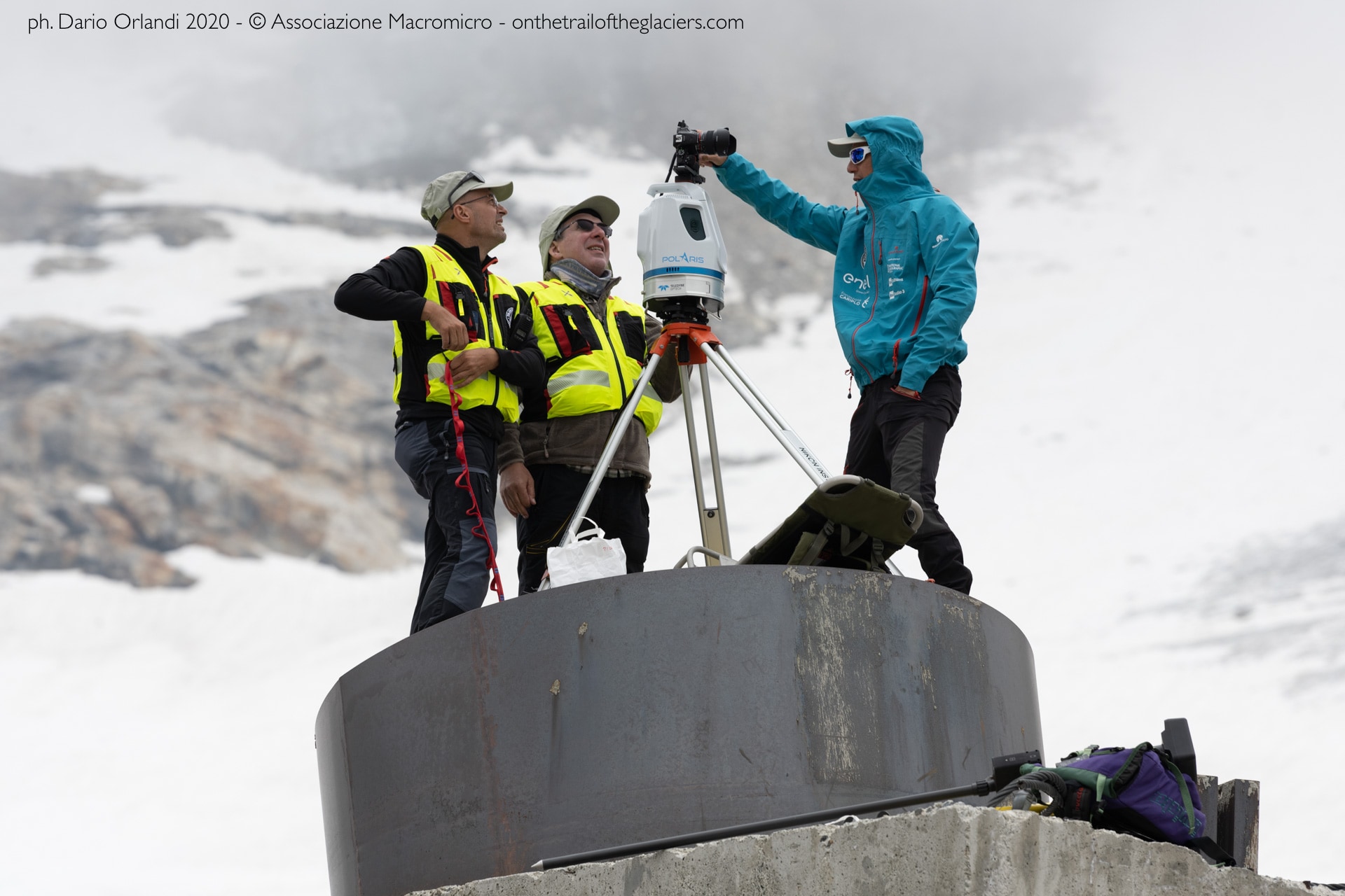 Staffal (Aosta). Spedizione "Sulle tracce dei ghiacciai - Alpi 2020". Lavoro sul campo con gli ingegneri del Politecnico di Torino Paolo Maschio e Alberto Cina. Foto di Dario Orlandi 2020 - © Associazione Macromicro - onthetrailoftheglaciers.com