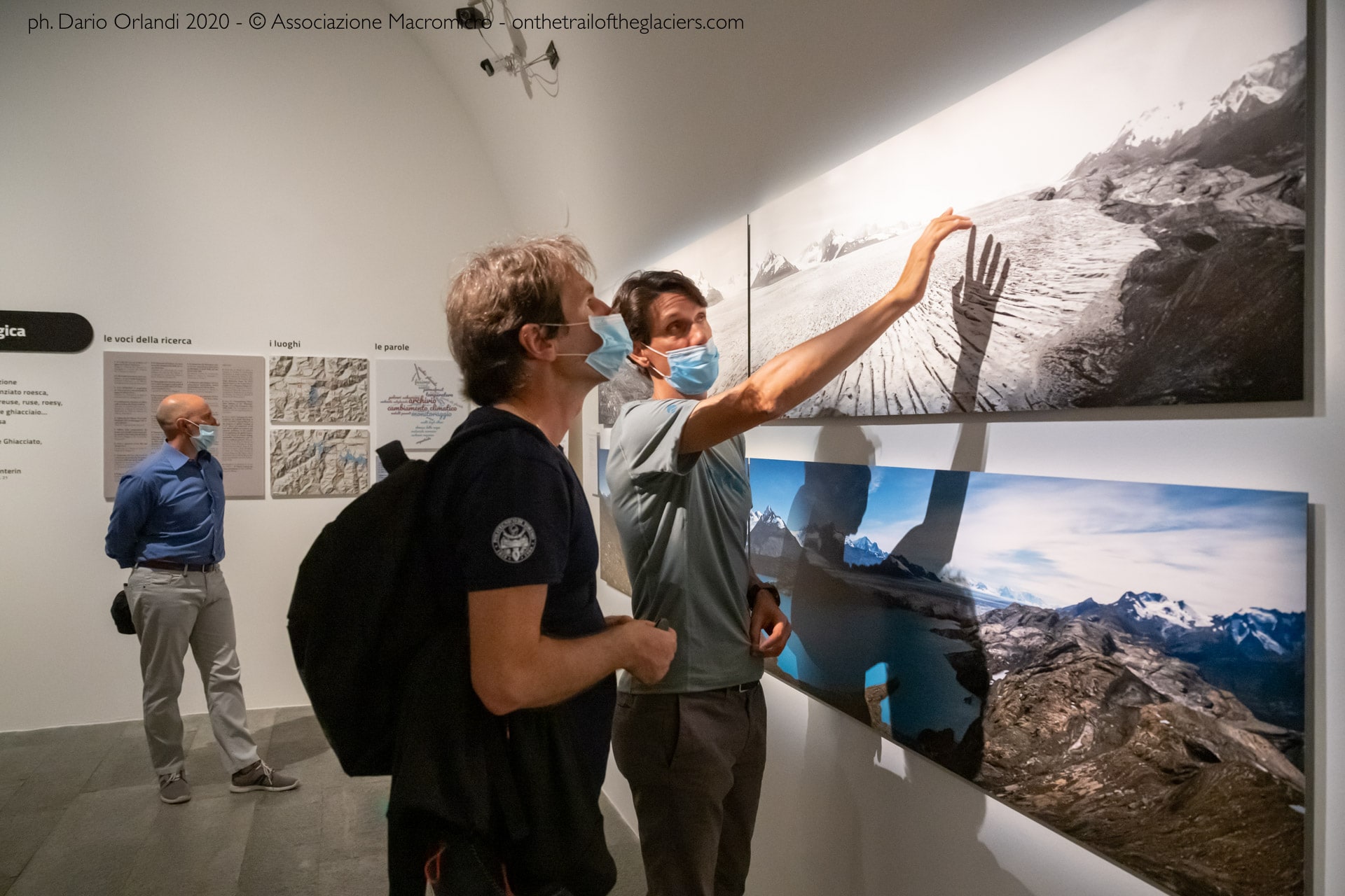 Bard (Aosta). Spedizione "Sulle tracce dei ghiacciai - Alpi 2020". Inaugurazione della mostra "L'adieu des glaciers - Ricerca fotografica e scientifica" presso il Forte di Bard. Esposto un confronto fotografico del ghiacciaio Upsala in Patagonia Argentina (foto storica di Alberto Maria De Agostini, foto moderna di Fabiano Ventura). Fotografia di Dario Orlandi 2020 - © Associazione Macromicro - onthetrailoftheglaciers.com