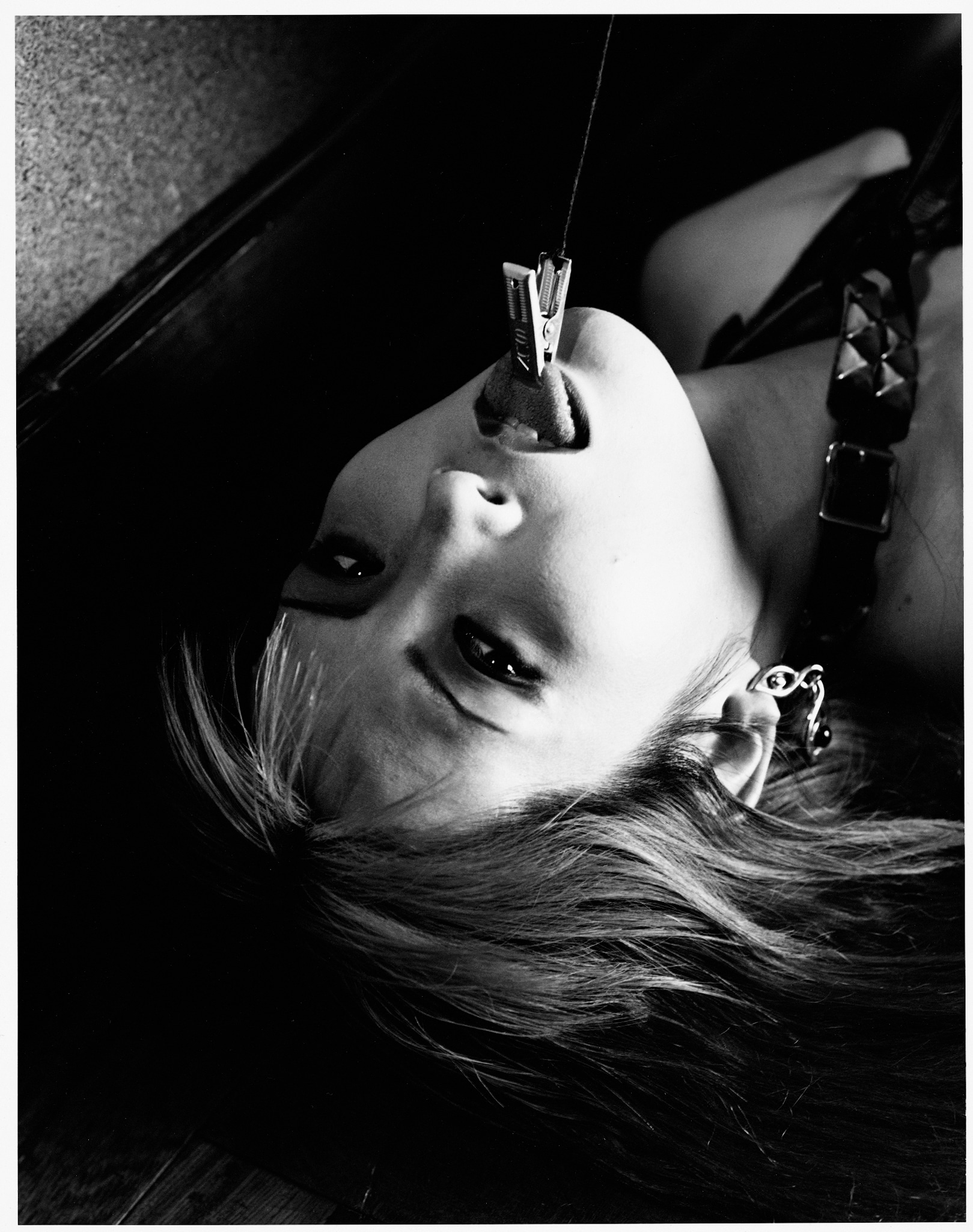 Nobuyoshi Araki - SENZA TITOLO (DALLA SERIE "TOKYO NOVELLE") - 1995 - fotografia b / n - 43 x 35,5 cm - Kunstmuseum Wolfsburg - © Nobuyoshi Araki - Foto: Kunstmuseum Wolfsburg 