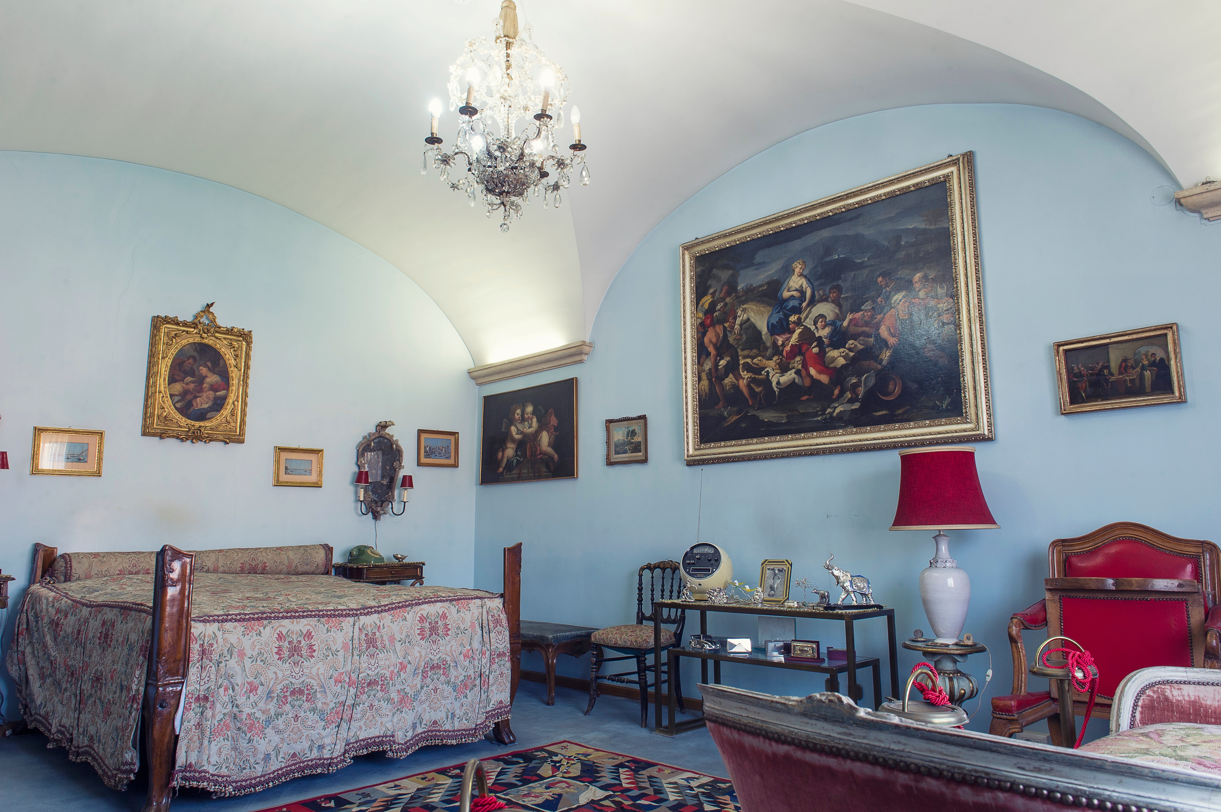 Interno della Villa di Sordi a Roma. Camera da letto