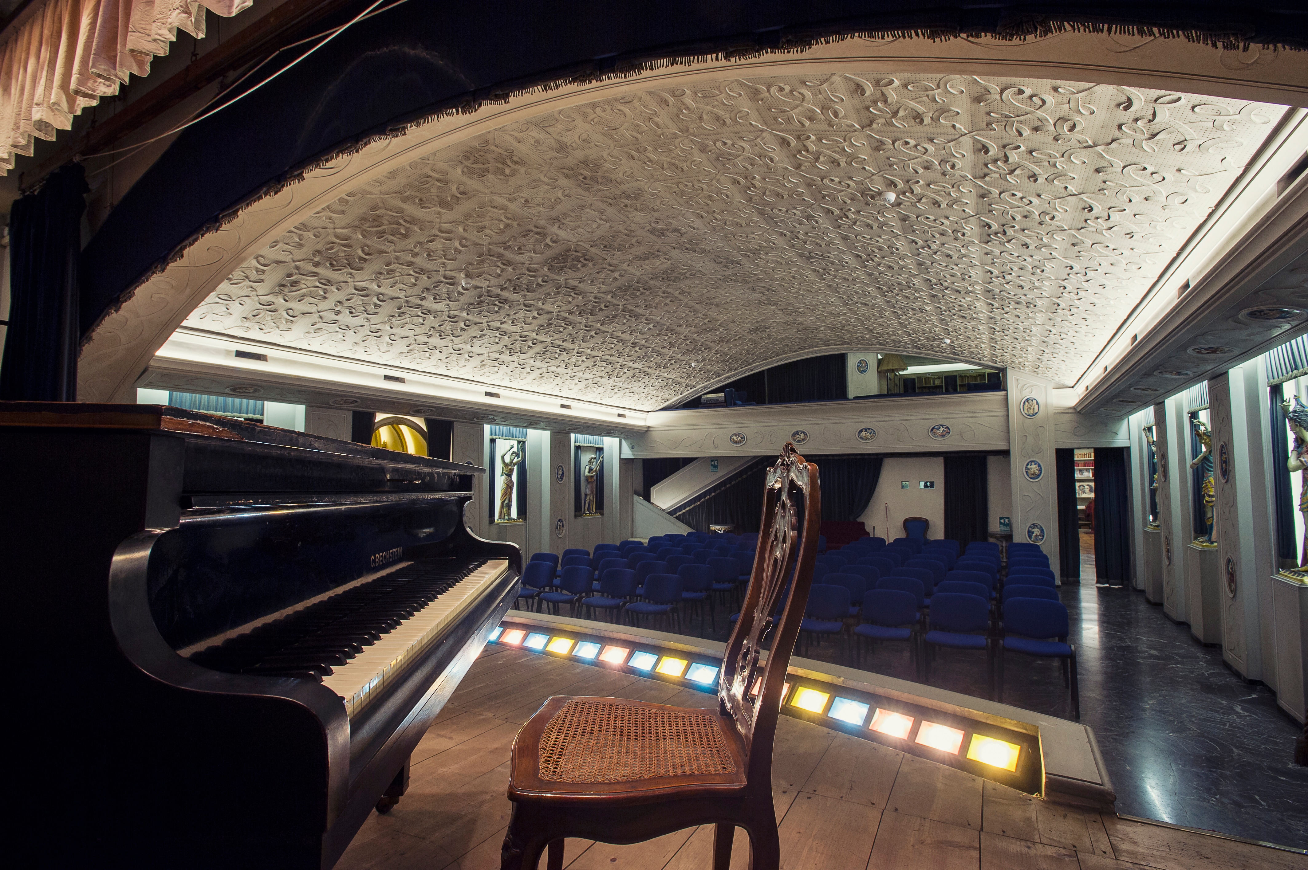 Interno della Villa di Sordi a Roma. L'auditorium