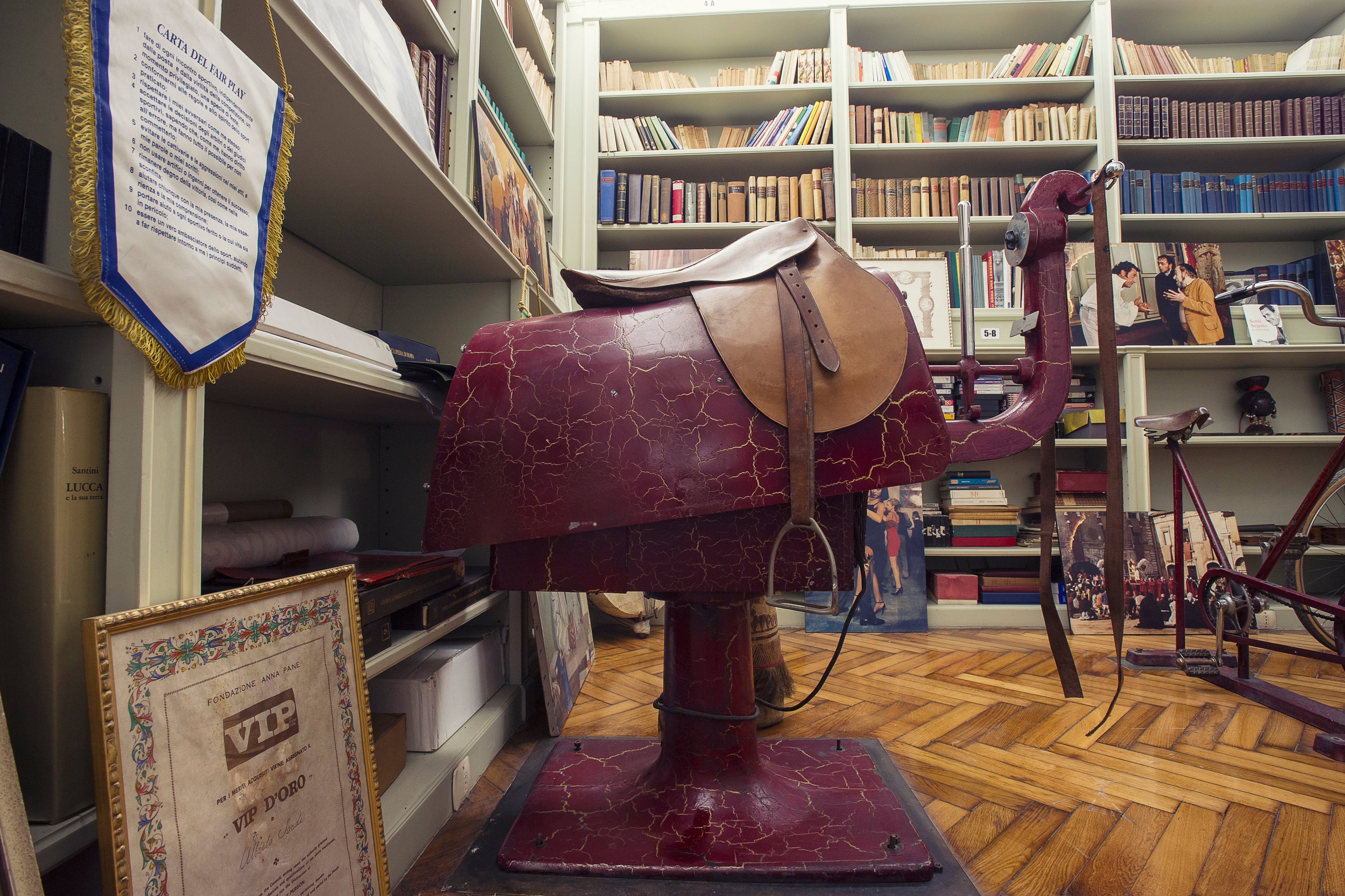 Interno della Villa di Sordi a Roma. Cimeli dai set cinematografici