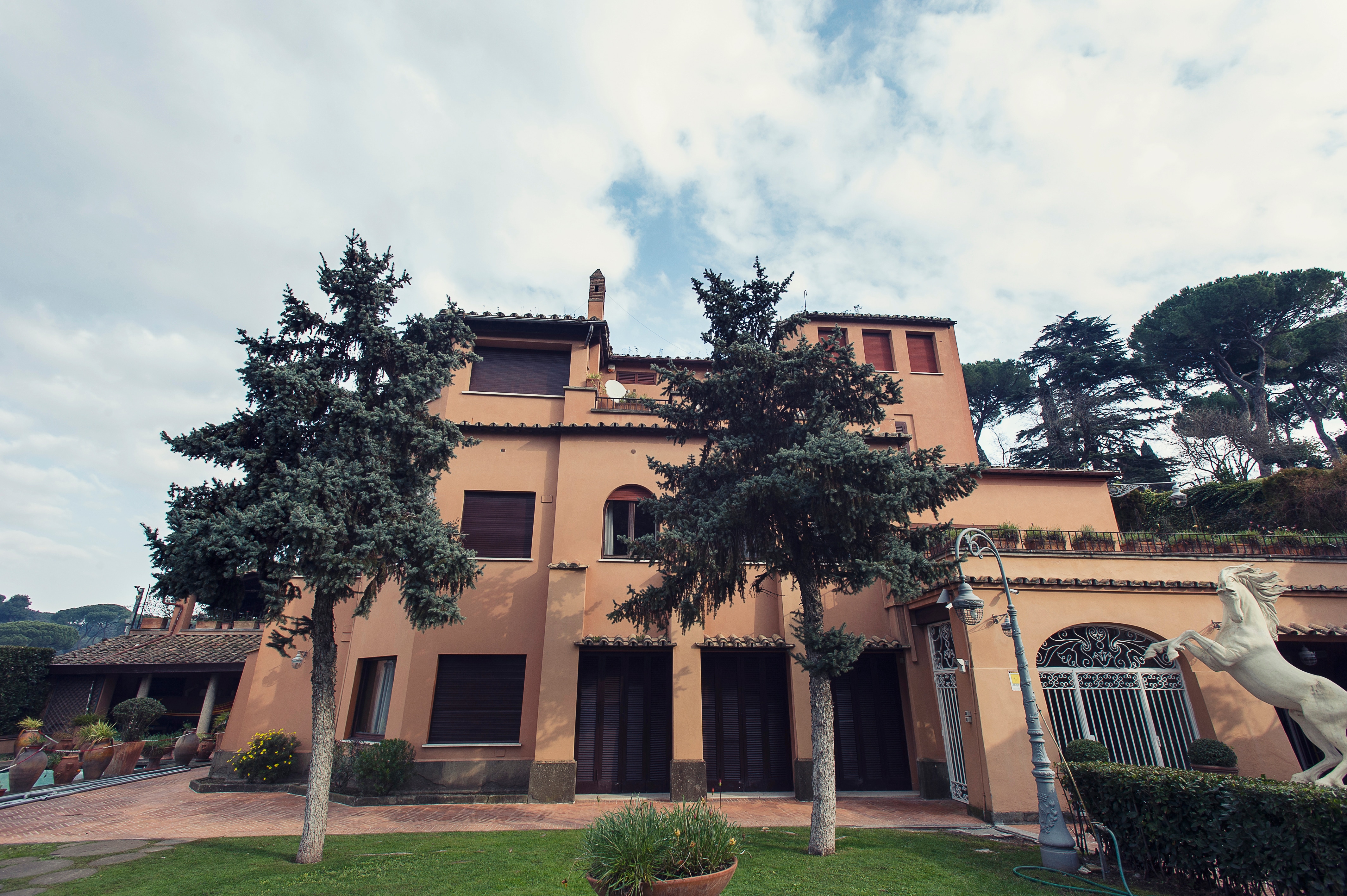 L'esterno della Villa di Alberto Sordi a Roma