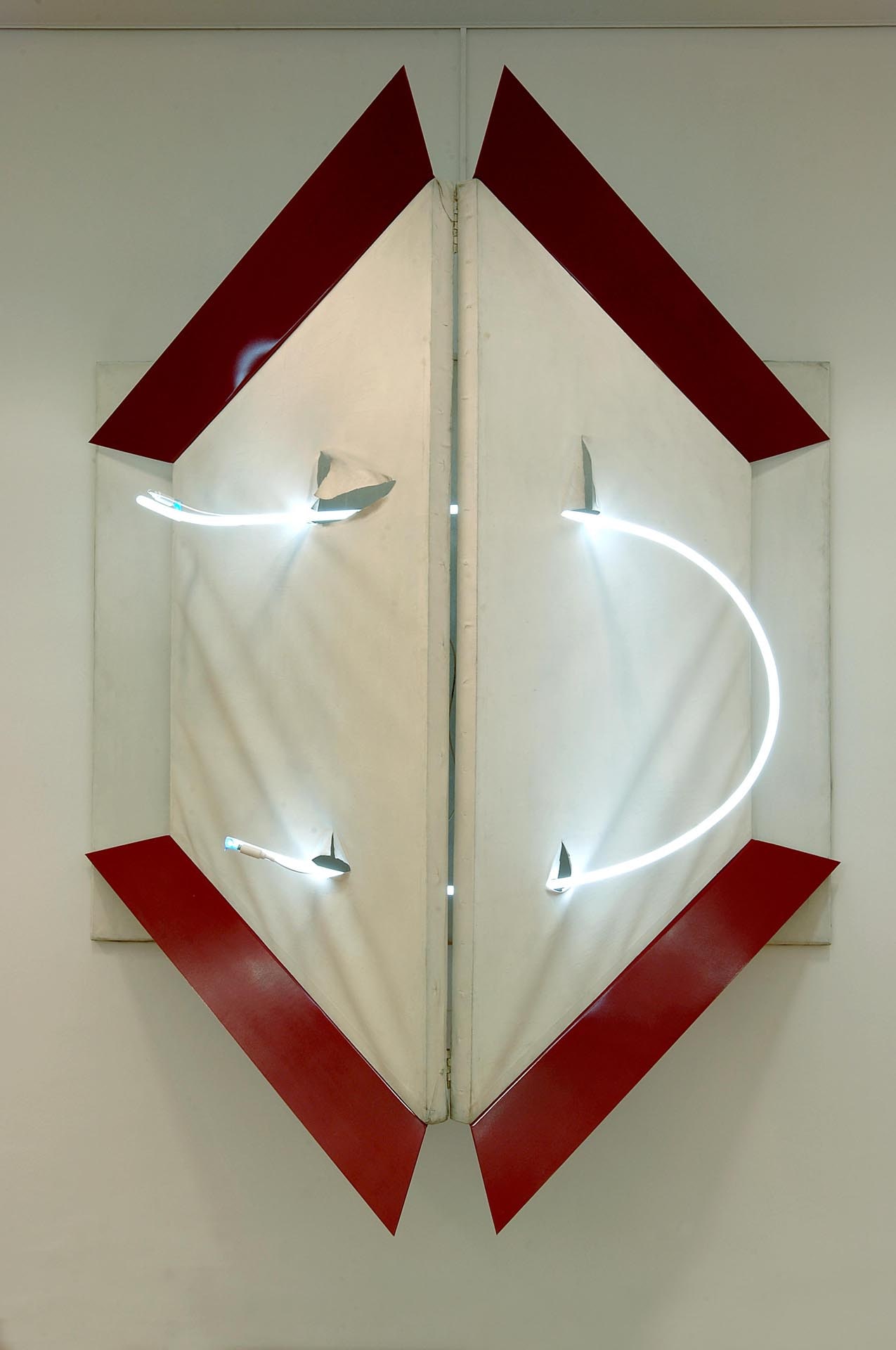 Mario Merz - Nella strada - 1967 - Tela bianca sagomata, materia plastica e tubo fluorescente - Dono dell’artista per il Museo Sperimentale, Torino, 1967