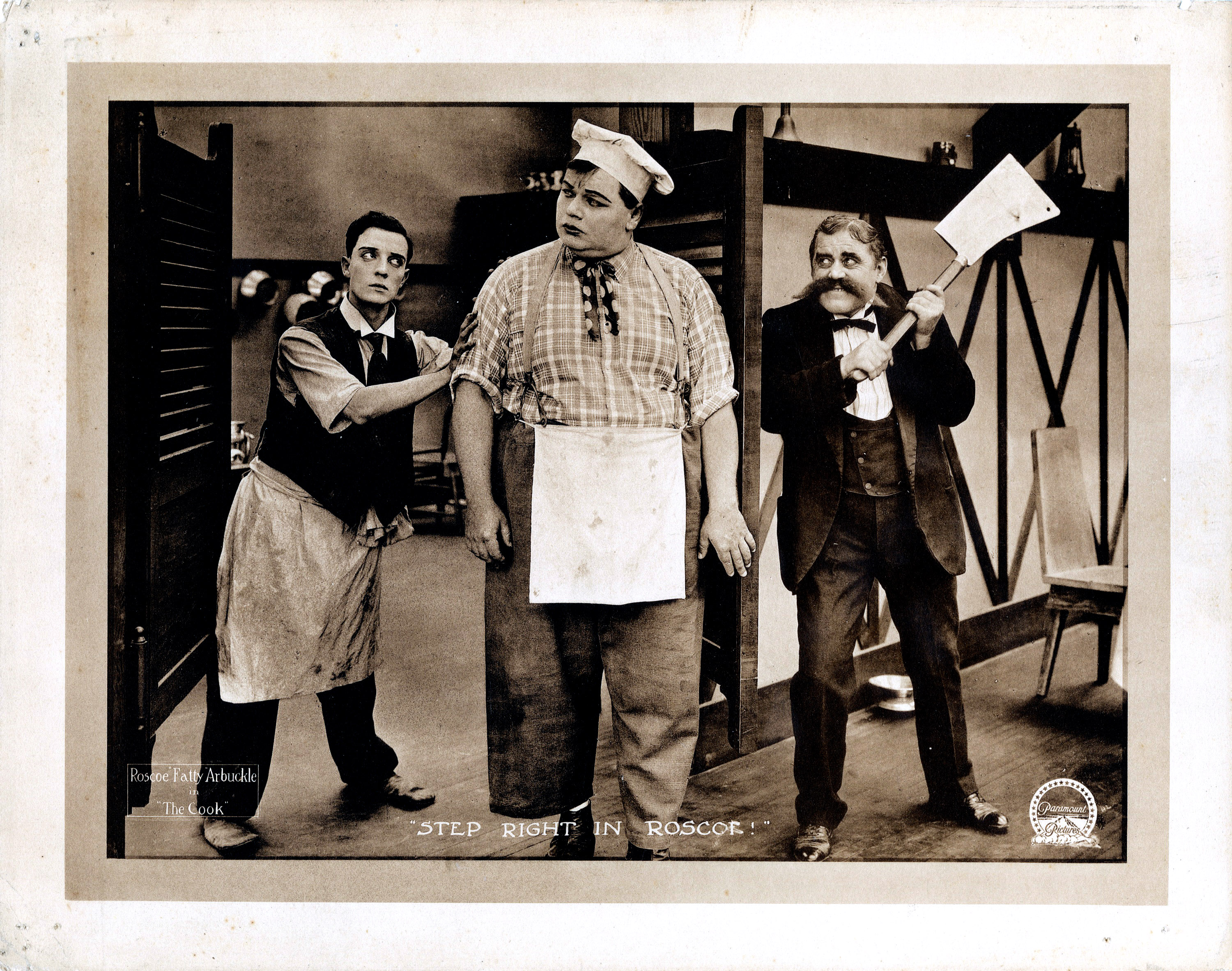 Keaton (a sinistra) con Roscoe “Fatty” Arbuckle (al centro) nel 1918