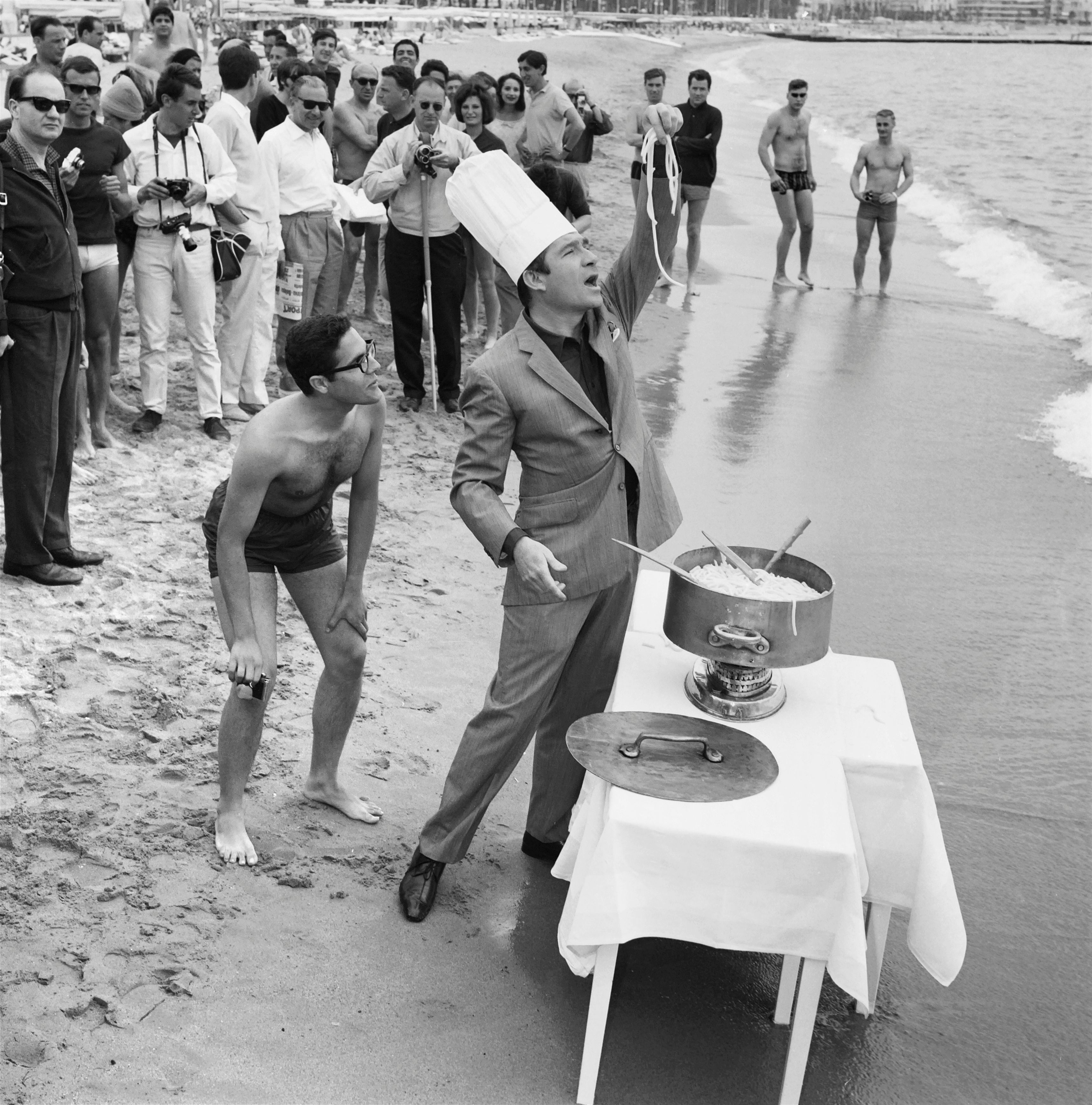 Tognazzi sulla spiaggia di Cannes nel 1964, cucina spaghetti per tutti