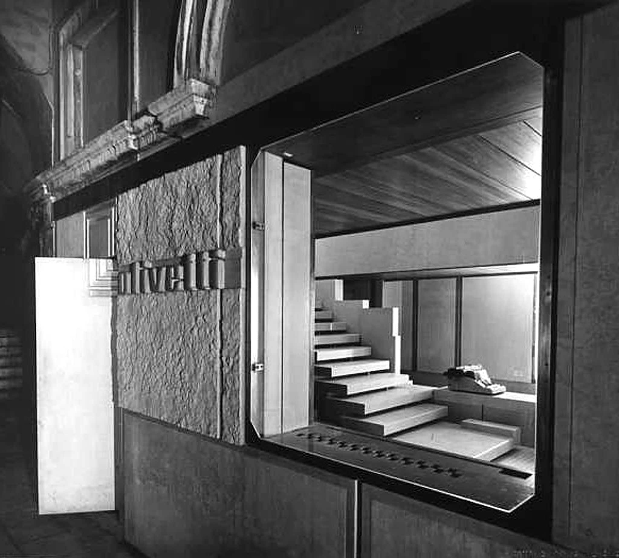 Veduta storica del Negozio Olivetti di Venezia, esterno, portico delle Procurate Vecchie. In comodato al FAI nel 2011 da Assicurazioni Generali e aperto al pubblico