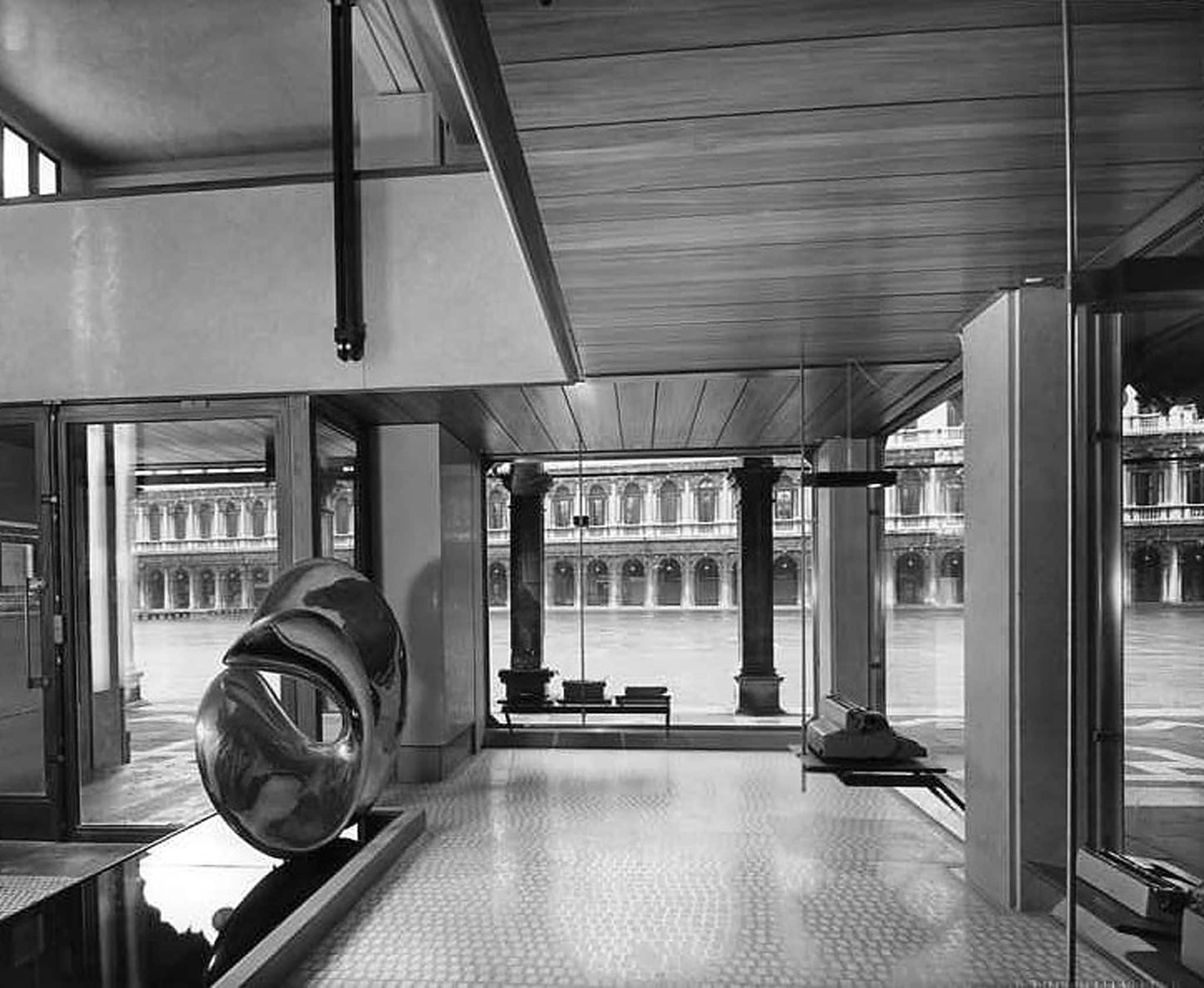 Veduta storica del Negozio Olivetti di Venezia, interno, primo piano, a sinistra scultura Nudo al sole (1956) di Alberto Viani