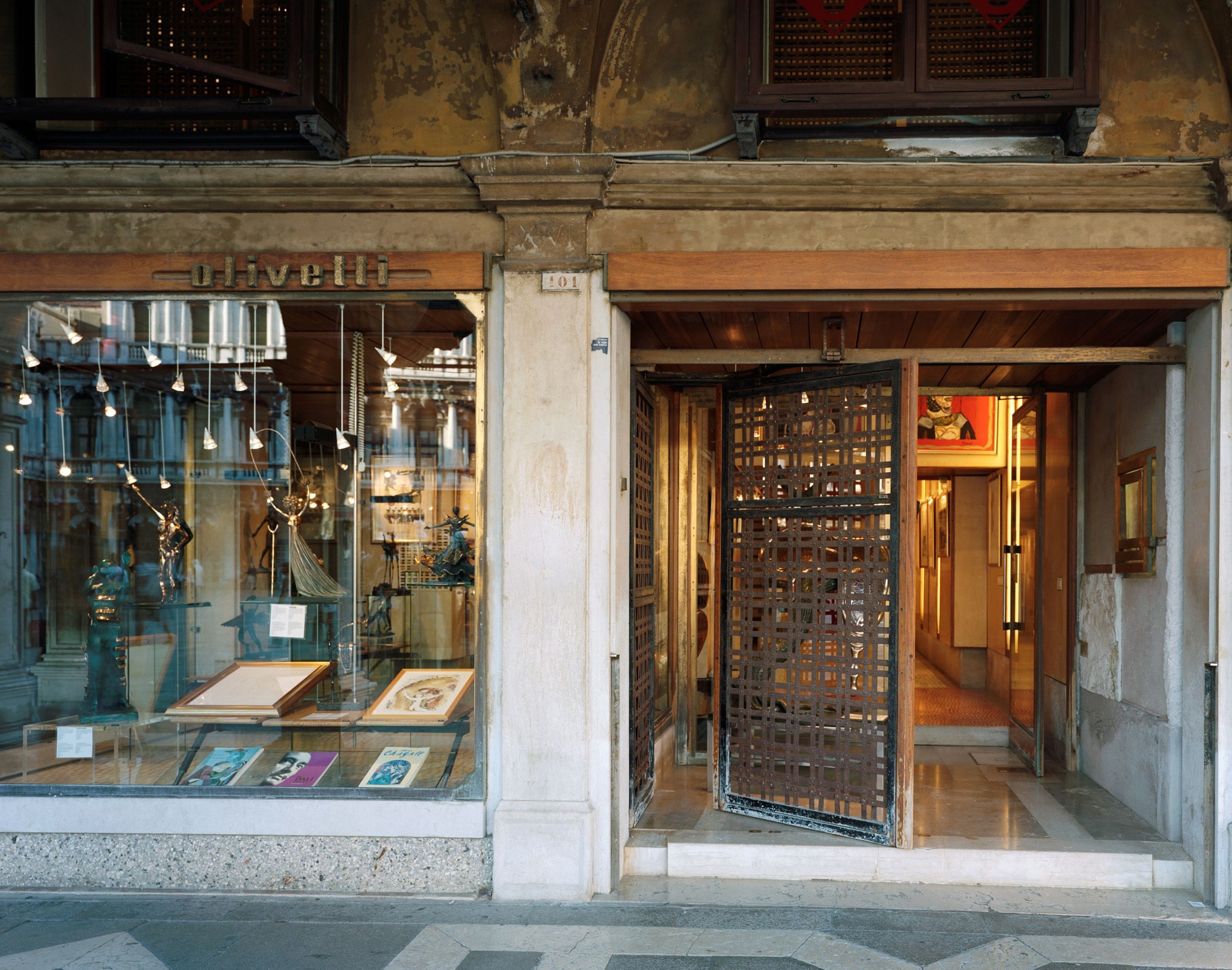 Veduta oggi del Negozio Olivetti di Venezia, esterno, cancellata in ferro intrecciato di Gianantonio Battistella