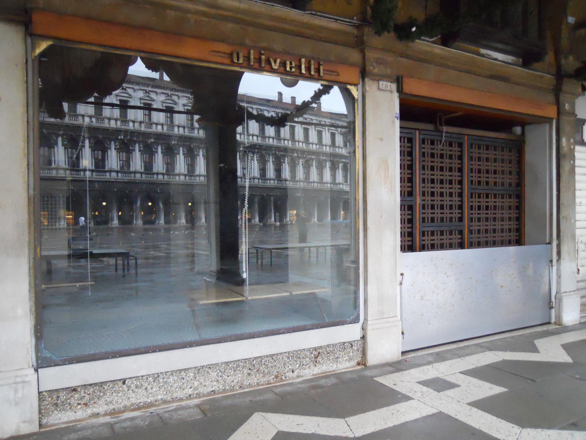 Veduta oggi del Negozio Olivetti di Venezia, esterno, la vetrina sotto il portico delle Procurate Vecchie a Piazza San Marco