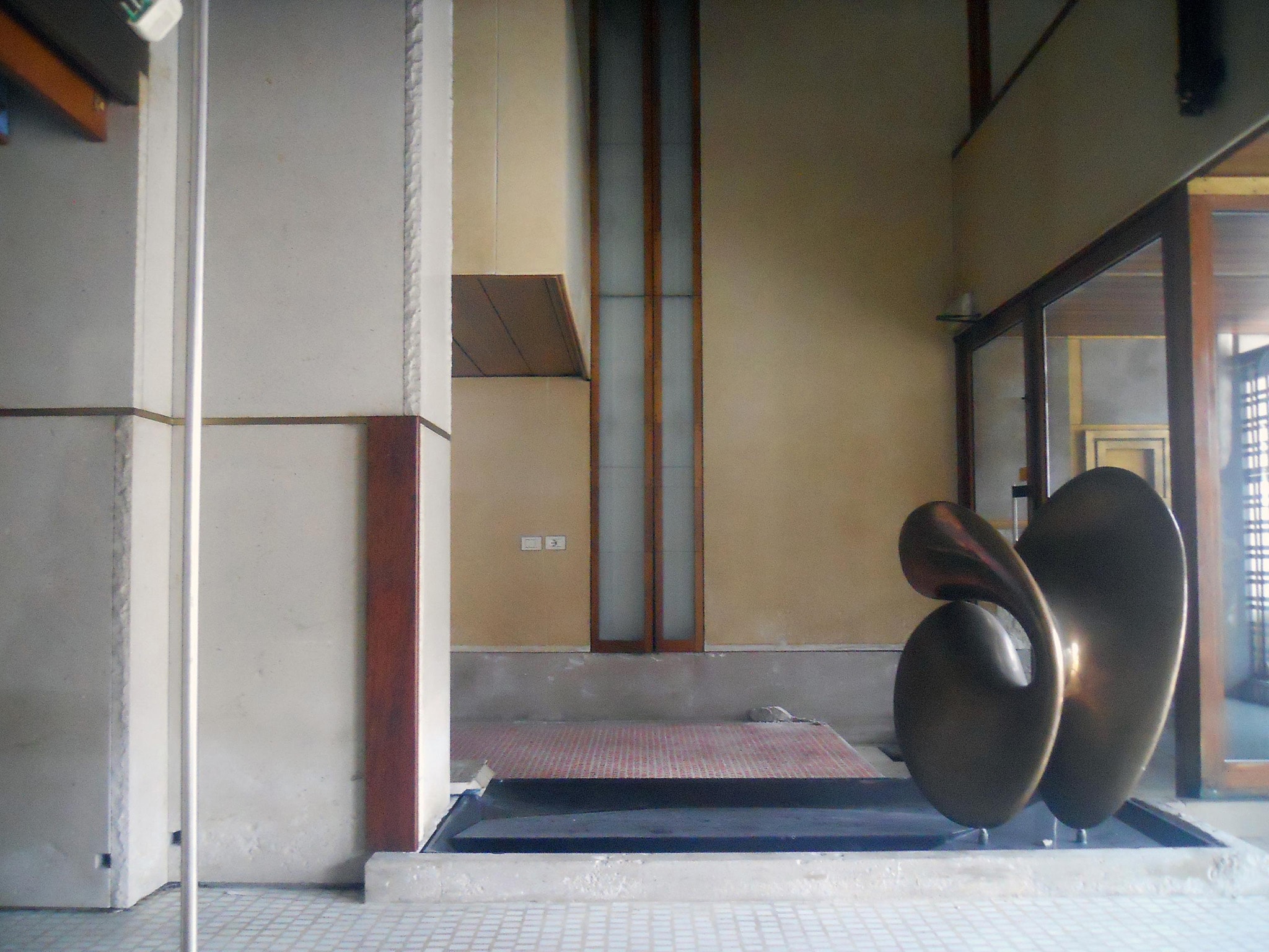 Veduta oggi del Negozio Olivetti di Venezia, interno, primo piano, a destra scultura Nudo al sole (1956) di Alberto Viani