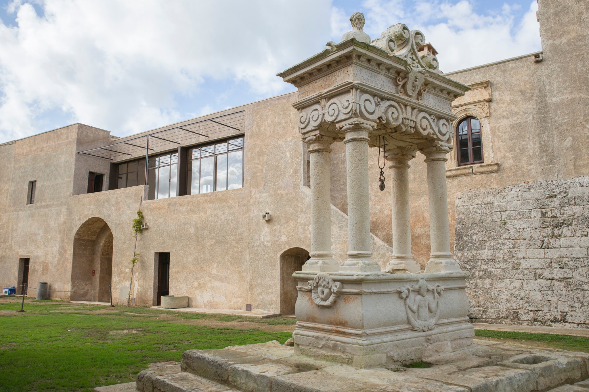 Abbazia di Santa Maria di Cerrate, Lecce. Il pozzo, datato 1585, collegato a un’antica cisterna, raccoglieva acque piovane per l’approvvigionamento idrico necessario al complesso