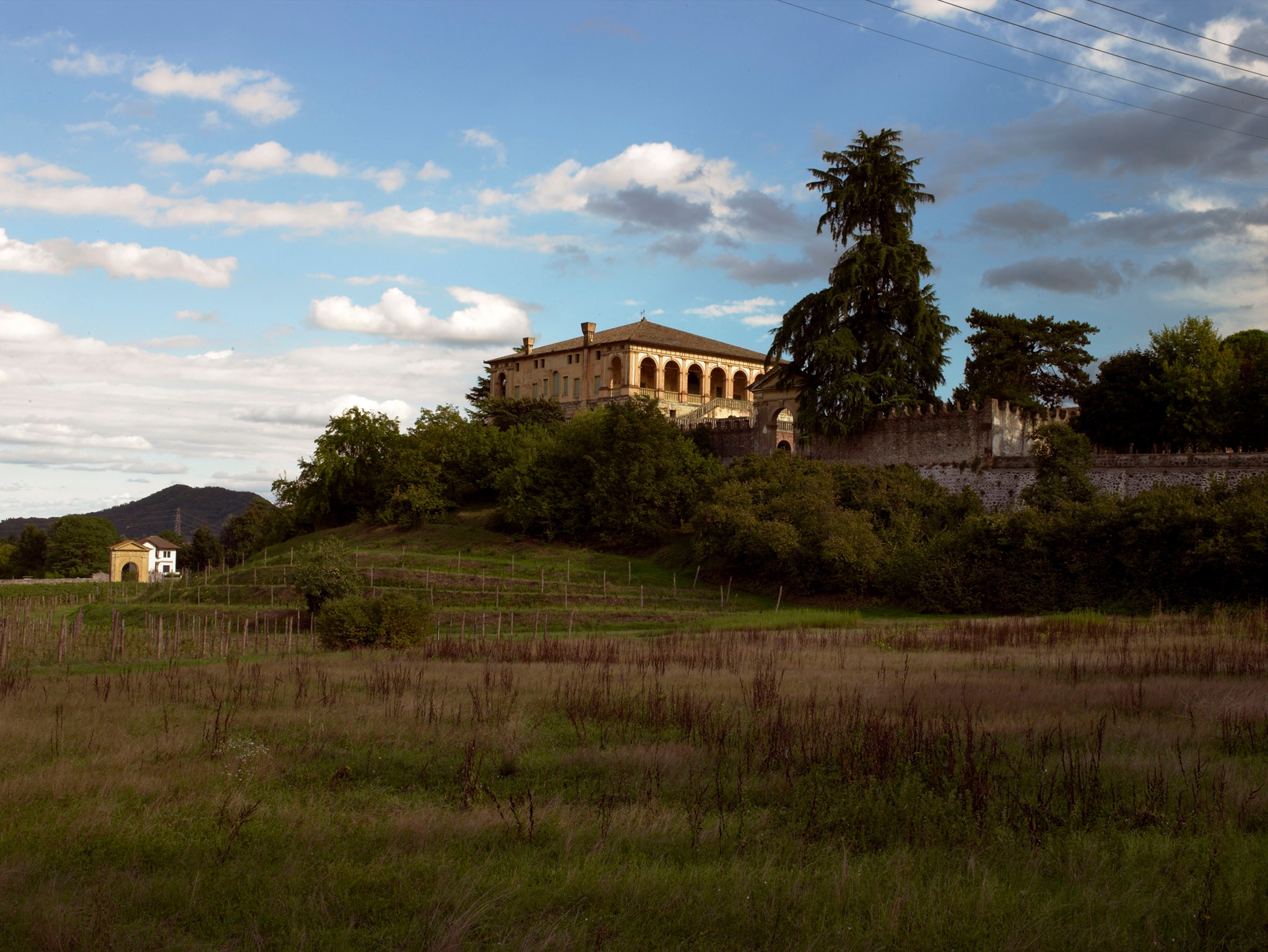 Villa dei Vescovi, Luvigliano di Torreglia, Padova. Donazione del 2005 di Maria Teresa Olcese Valoti e Pierpaolo Olcese, aperta al pubblico dal 2011. Veduta della villa nella campagna dei Colli Euganei