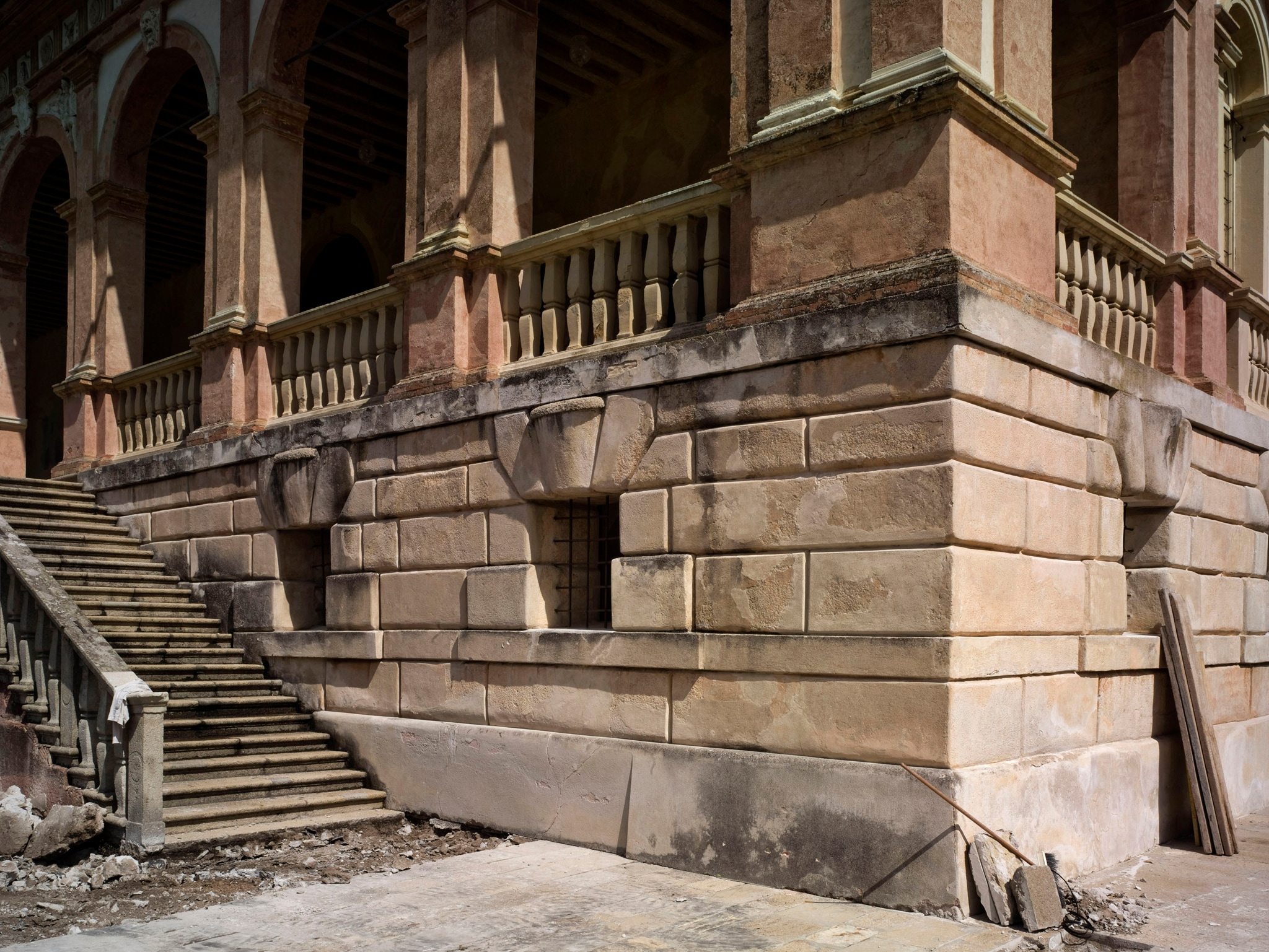 Villa dei Vescovi, Luvigliano di Torreglia, Padova. Scala di accesso al porticato durante il restauro