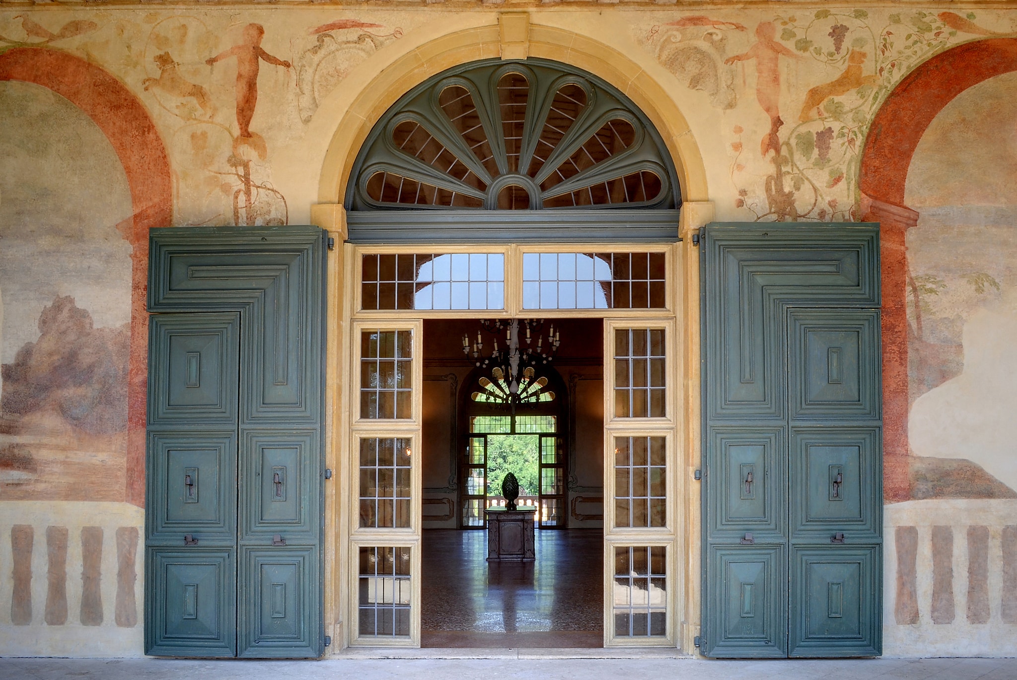 Villa dei Vescovi, Luvigliano di Torreglia, Padova. Interno della loggia con ciclo di affreschi del pittore fiammingo, Lambert Sustris