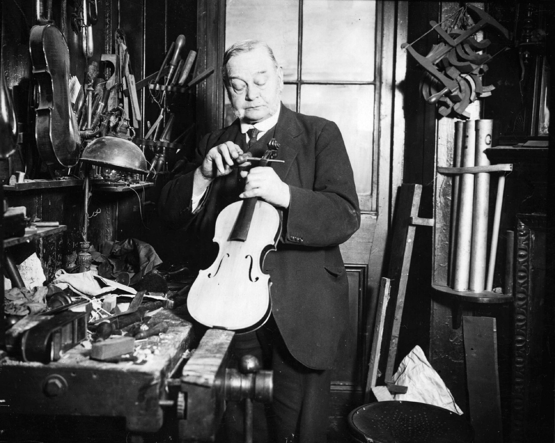 1925: Mr Glenister fabbrica violini per hobby.