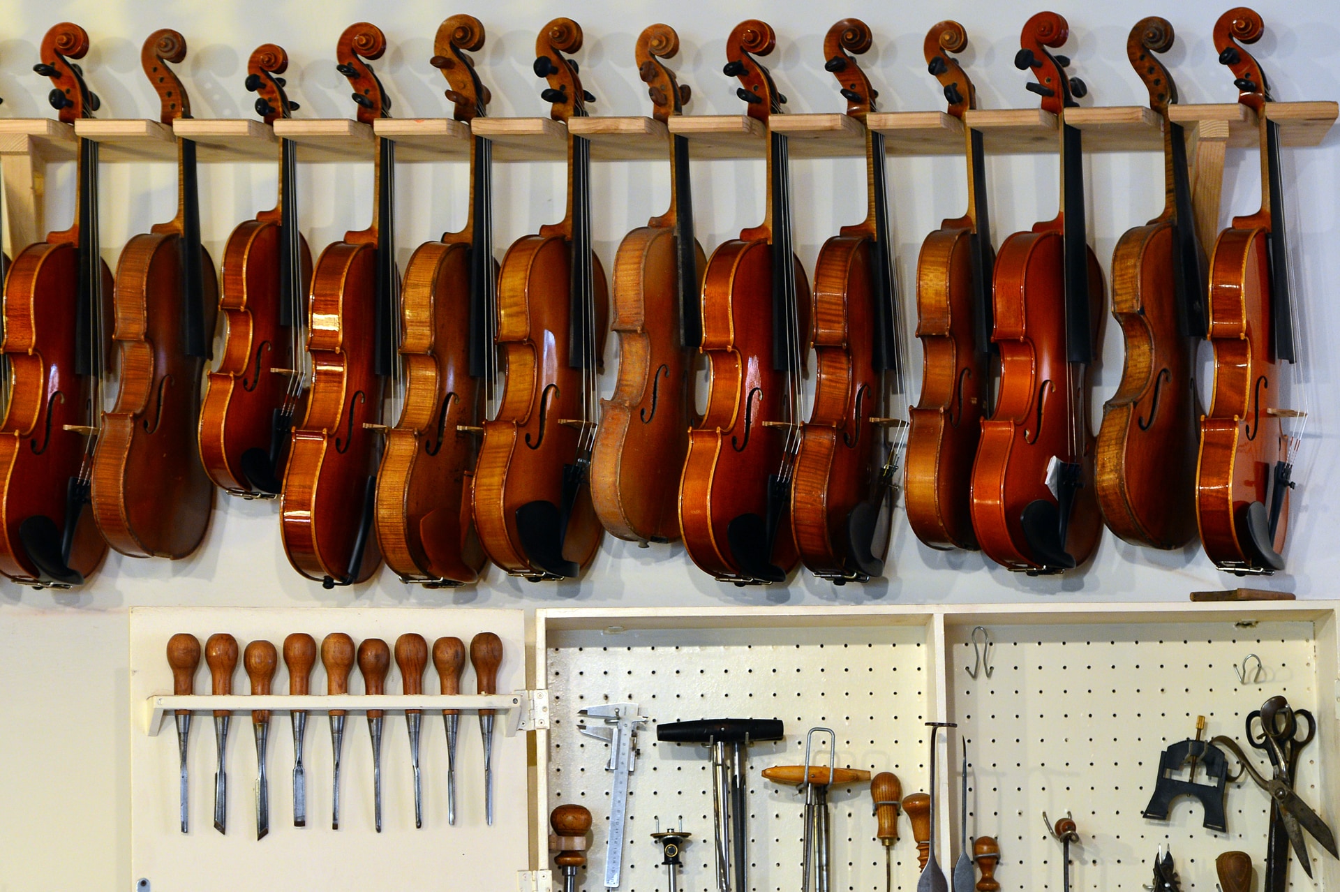 2013: violini e viole esposti nel laboratorio di Mathias Menanteau, liutaio francese che, dopo aver studiato e lavorato in Inghilterra e in Germania, si è trasferito a Roma.