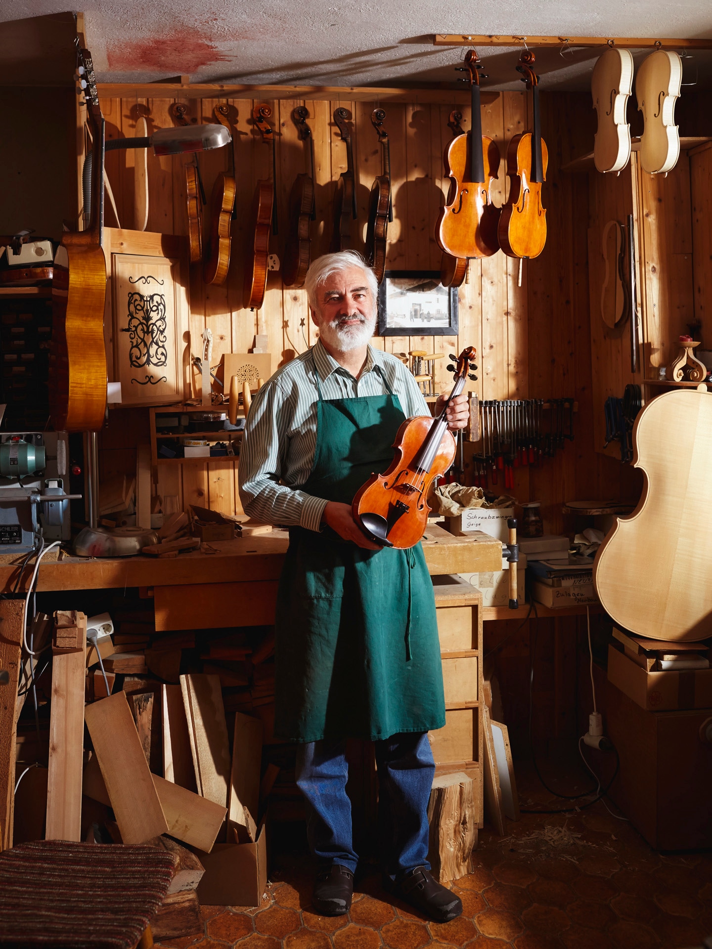 Anton Maller nel suo piccolo laboratorio di Mittenwald (Baviera, Germania).