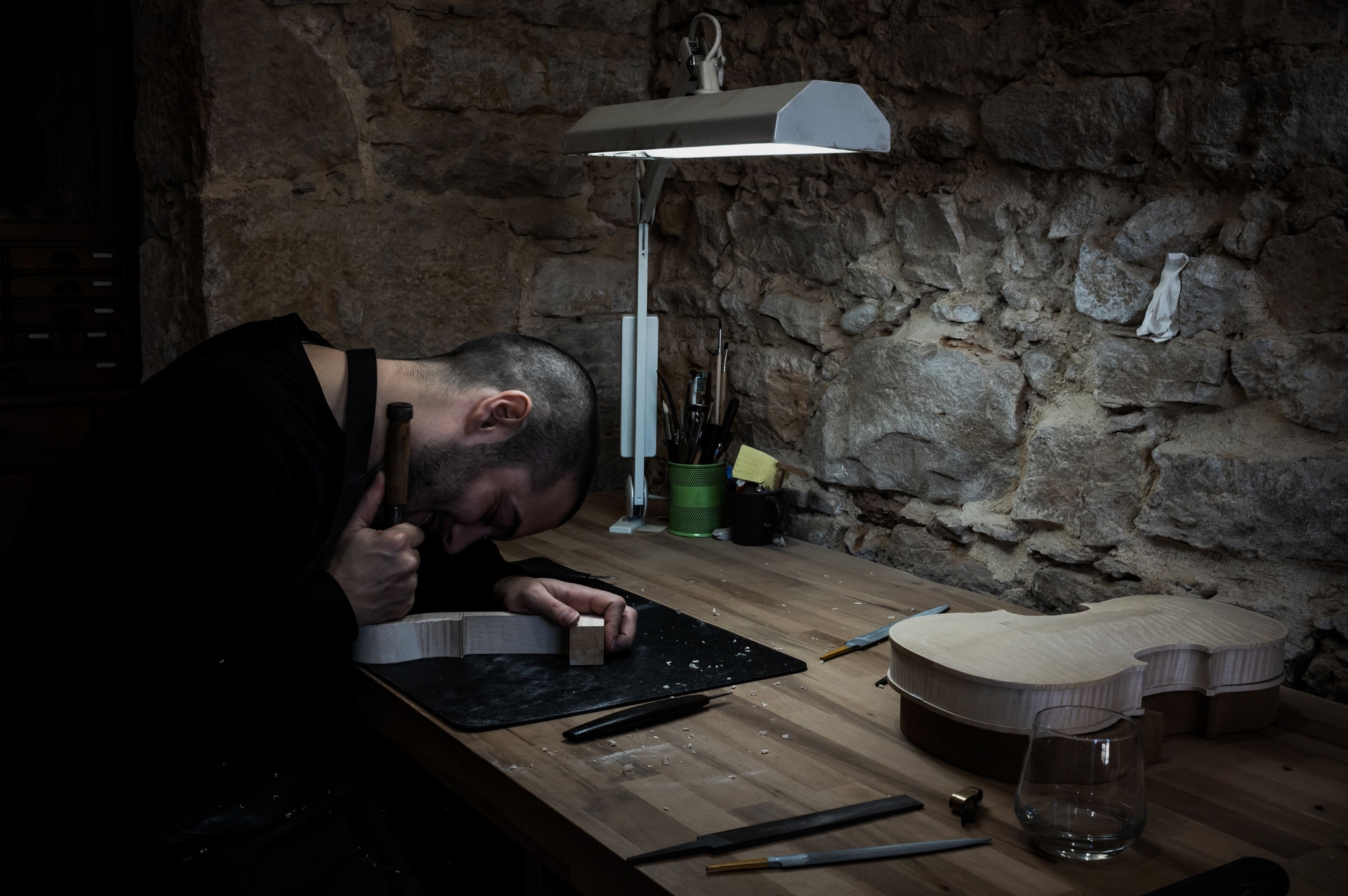 2019: il liutaio svizzero David Leonard Wiedmer lavora nel suo laboratorio di Lione (Francia).